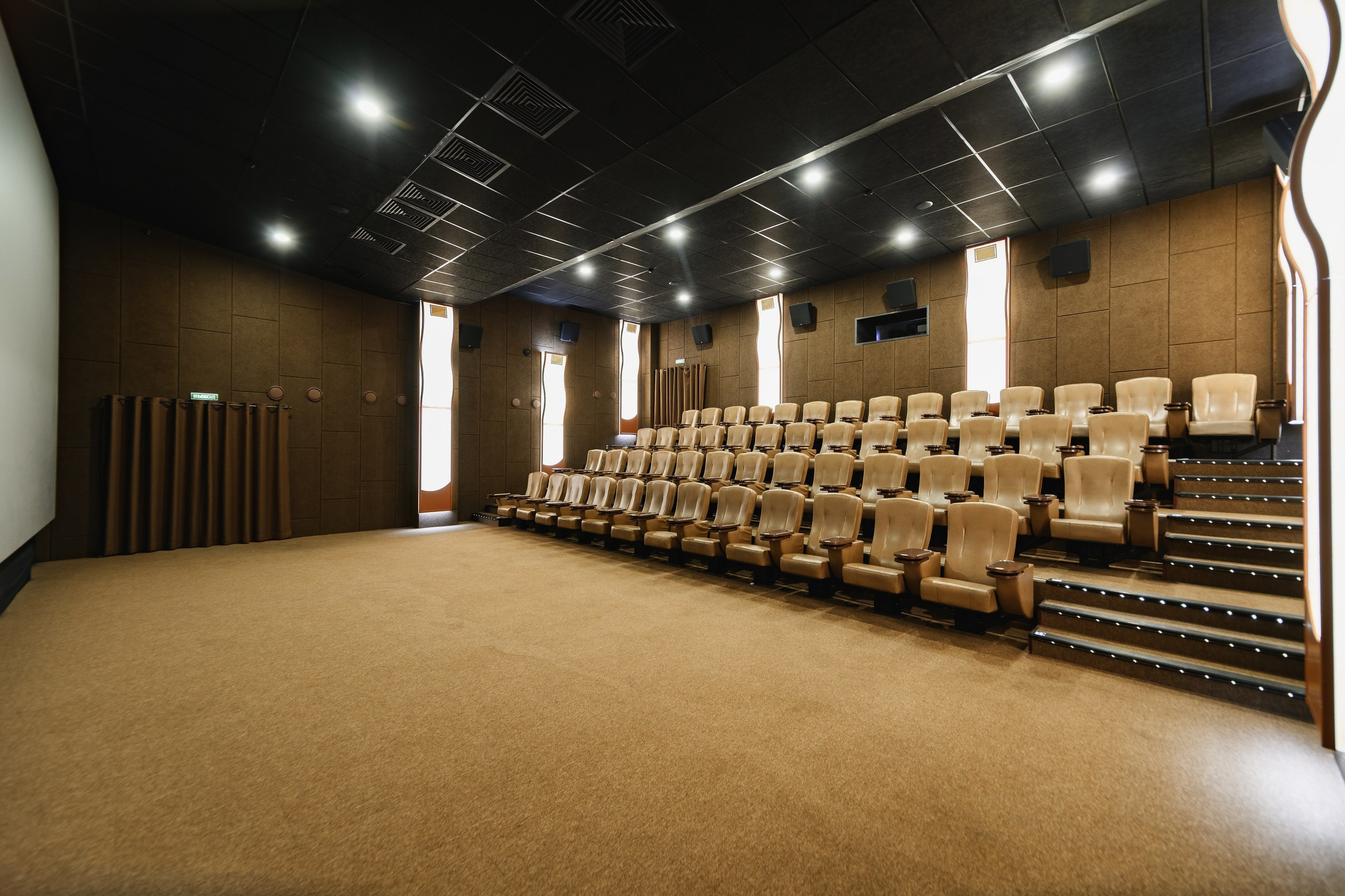 Фотосъемка VIP зала киноцентра в Петропавловске-Камчатском. Профессиональная фотосъемка интерьера VIP зала в Петропавловске-Камчатском. Стильная фотосессия кинозала премиум-класса в Петропавловске-Камчатском. Красивый интерьер кинотеатра в Петропавловске-Камчатском.