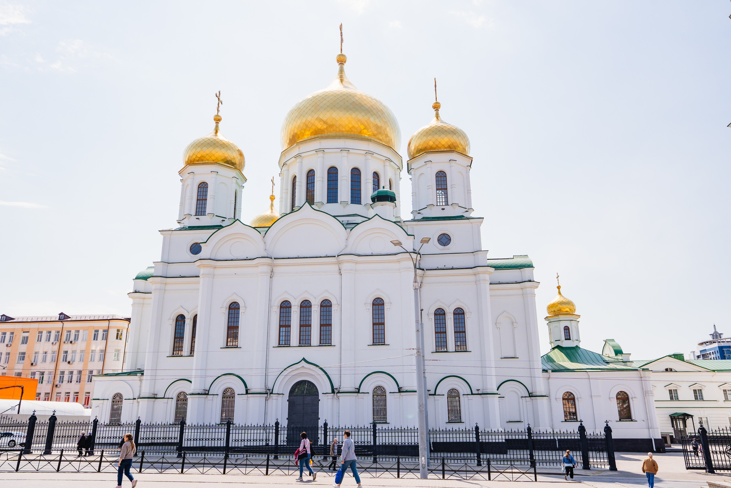 Кафедральный собор Рождества Пресвятой Богородицы в Ростове-на-Дону — один из главных православных храмов города и известная архитектурная достопримечательность юга России. Историческое здание с золотыми куполами и колокольней в центре Ростова-на-Дону 9.05.2026, фотограф Андрей Сайфутдинов