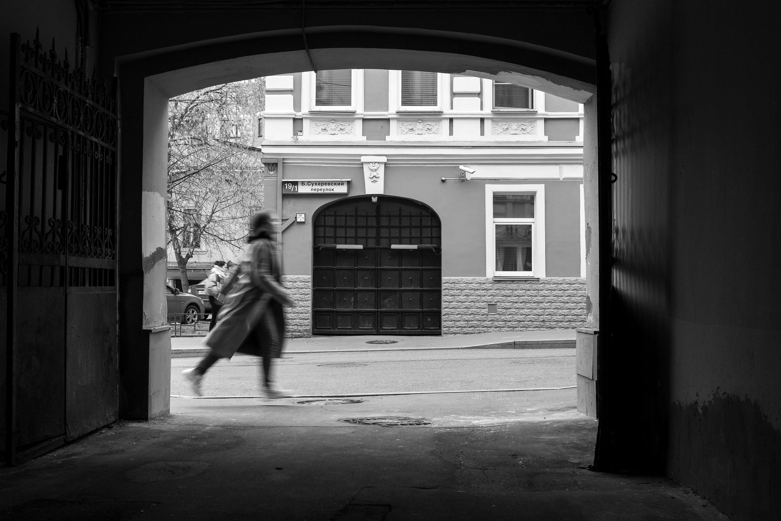 девушка в арке, романтичный портрет, фотопрогулка съемка в городе, съемка в центре Москвы, недорогой фотограф