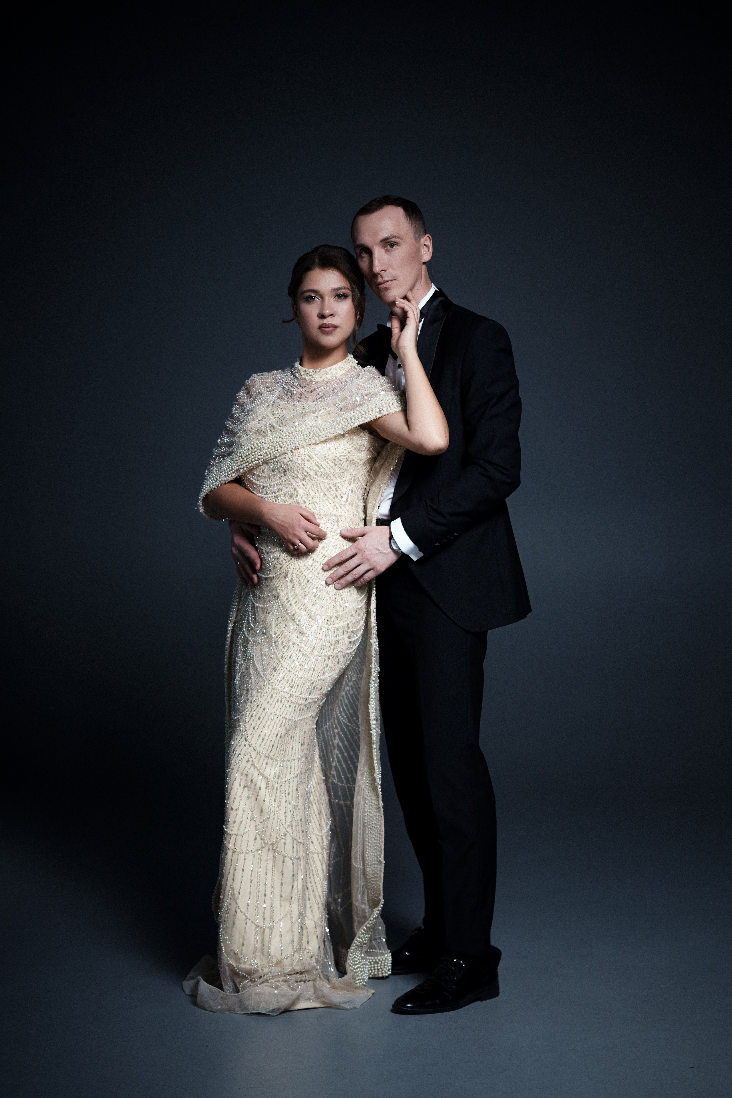 Женщина в роскошном вечернем платье на семейной фотосессии