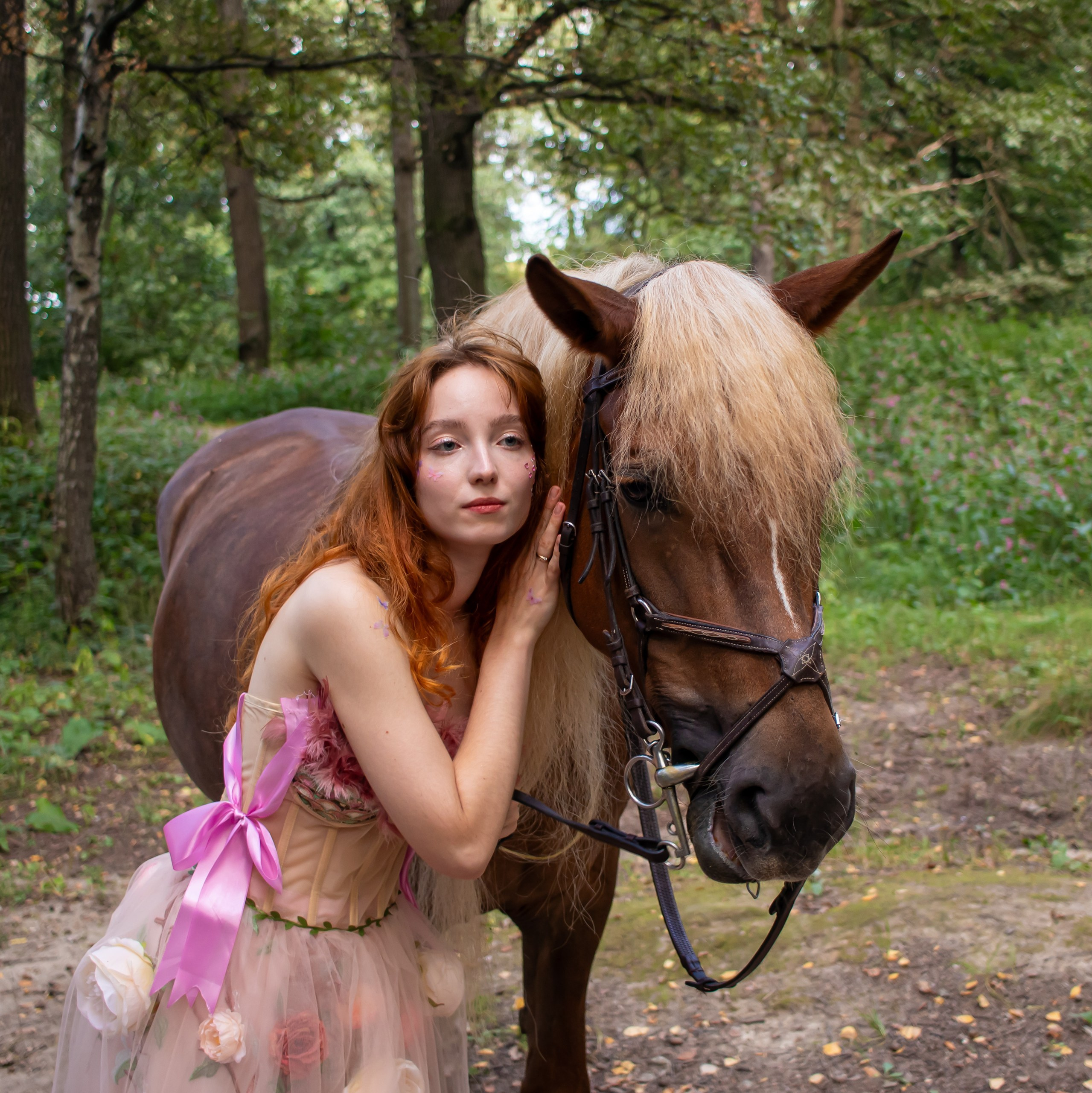 Девушка стоит с лошадью в лесу — фотосессия с животными, фотограф Карасёва Елена