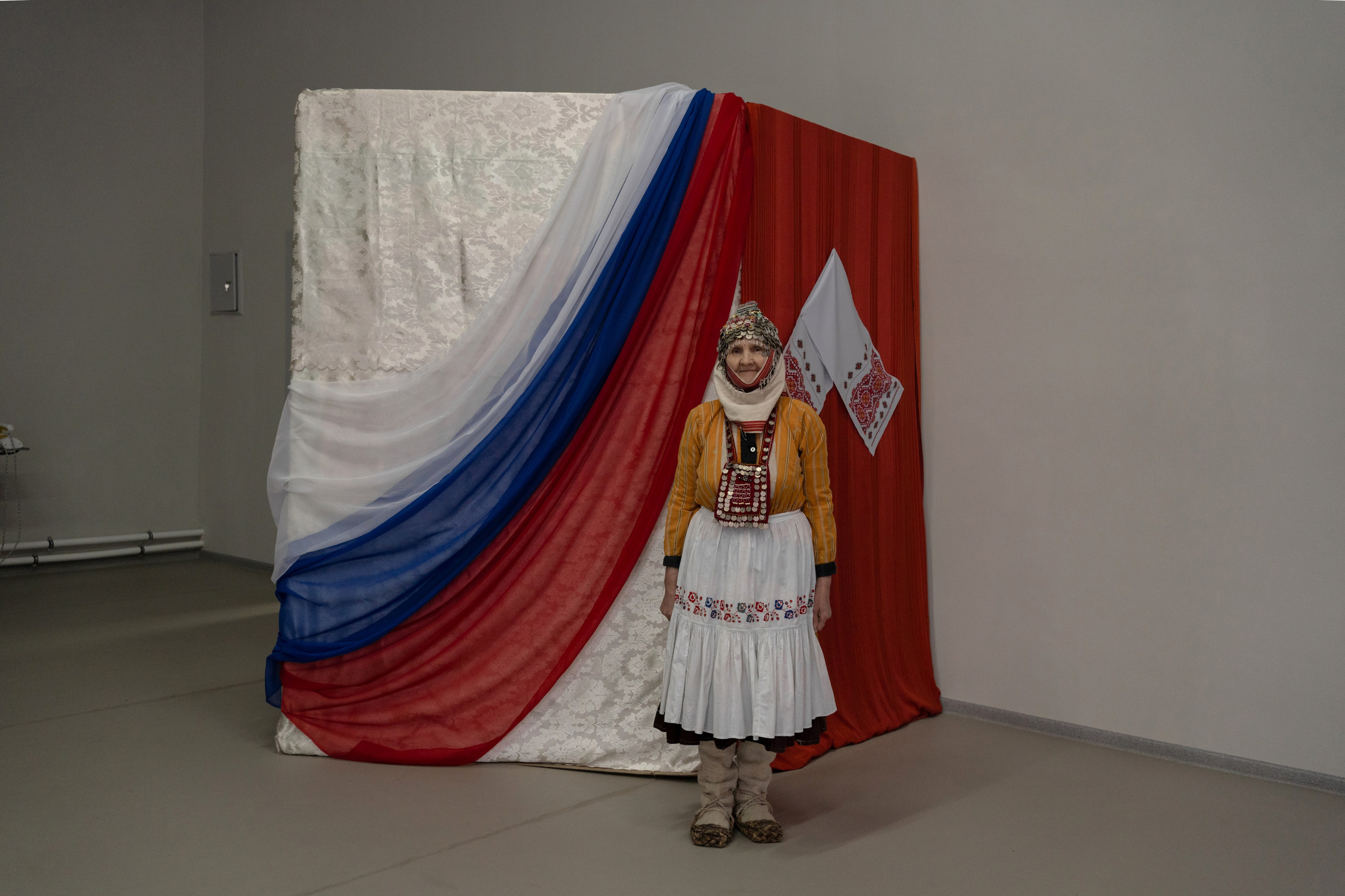 Ирина Михайловна Моськина в местном доме культуры, где проходят репетиции местного ансамбля “Телей”, исполняющего чувашские песни.  На Ирине Михайловне традиционные чувашский костюм замужней женщины. Платье костюма является самым старинным в селе. Село Староганькино, Самарская область, декабрь 2023 год.