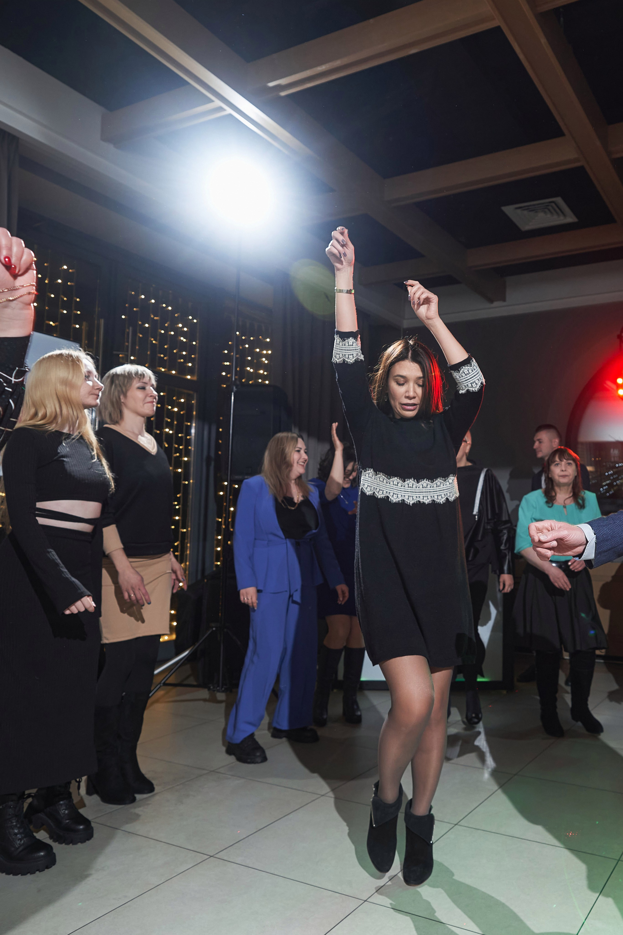 девушка танцует на корпоративе - репортажное фоте фотографа Евгения Опарина