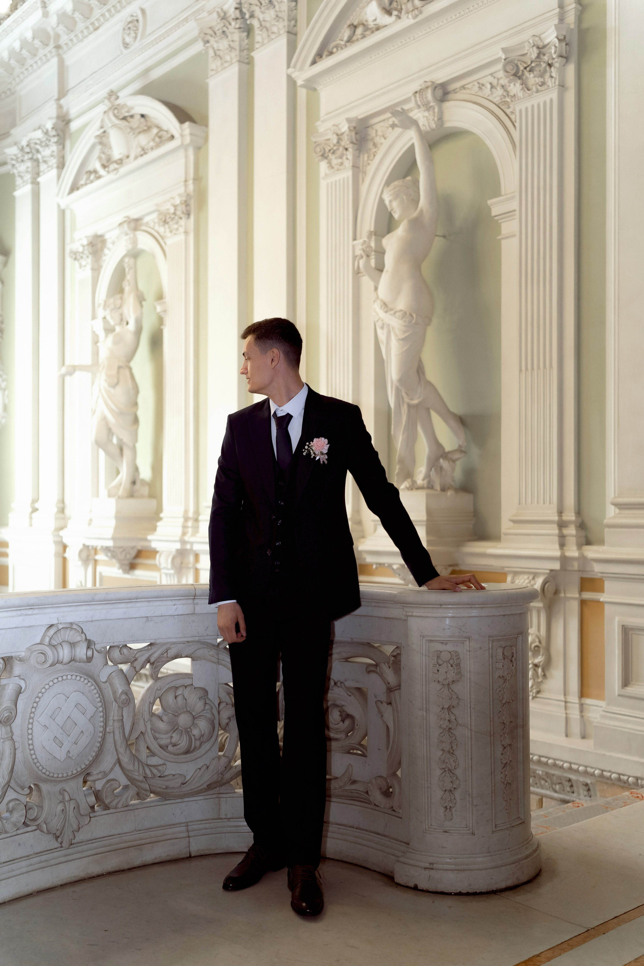 Жених в ожидании церемонии в ЗАГСе, съёмка в роскошных интерьерах