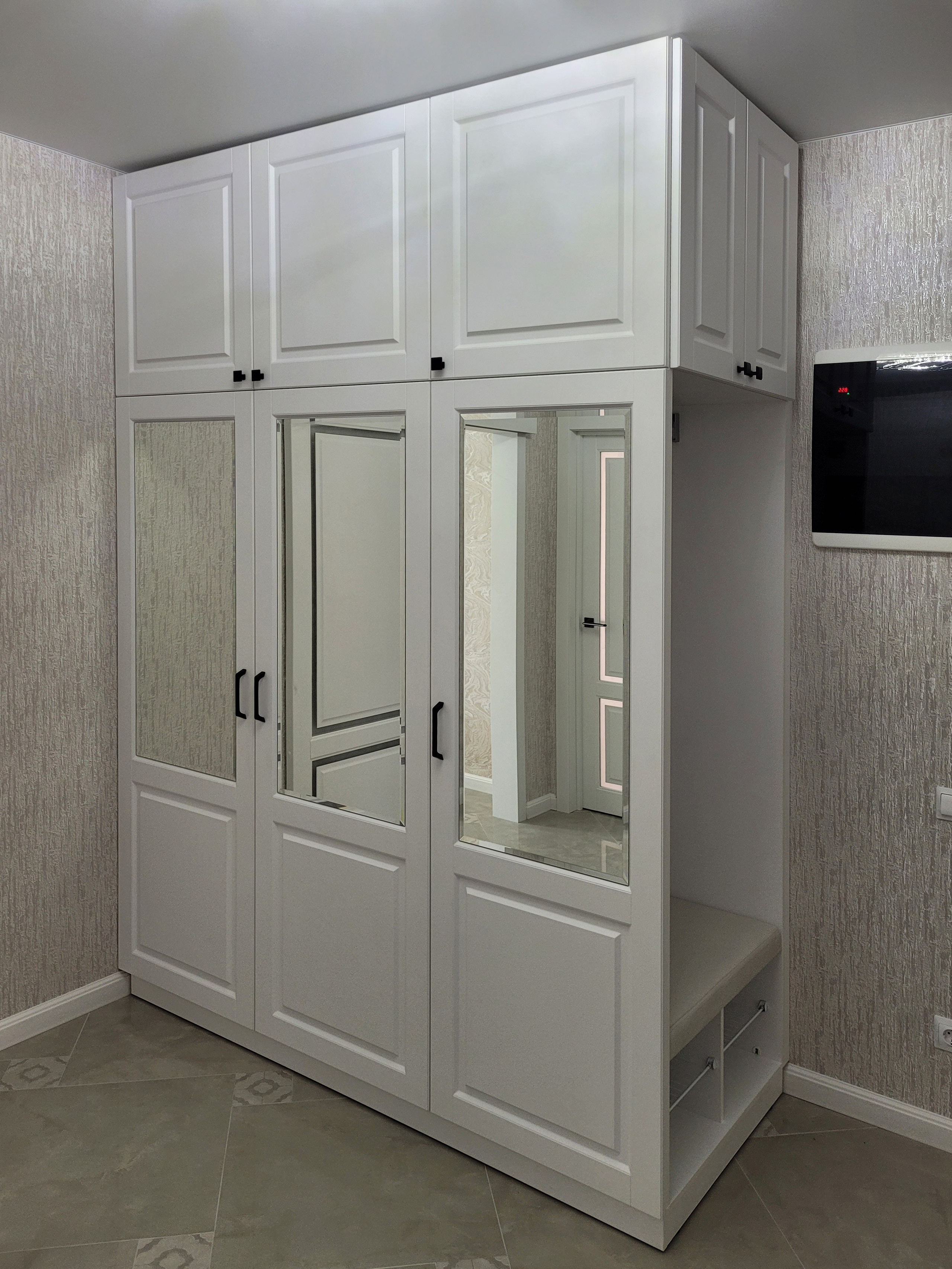 Шкафы, гардеробные и прихожие на заказ в Евпатории. Мебель на заказ в Евпатории