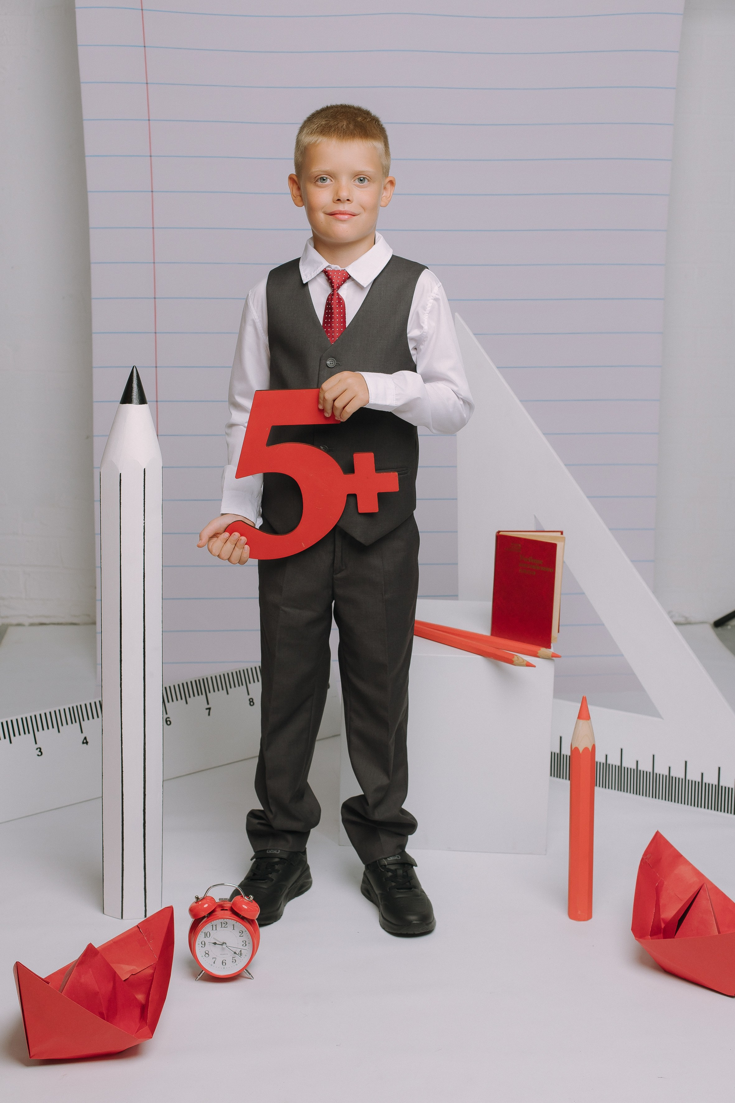 Студия- Портреты начальная школа (С реквизитом). Выпускные альбомы Натальи Бутко: Новороссийск, Анапа, Геленджик