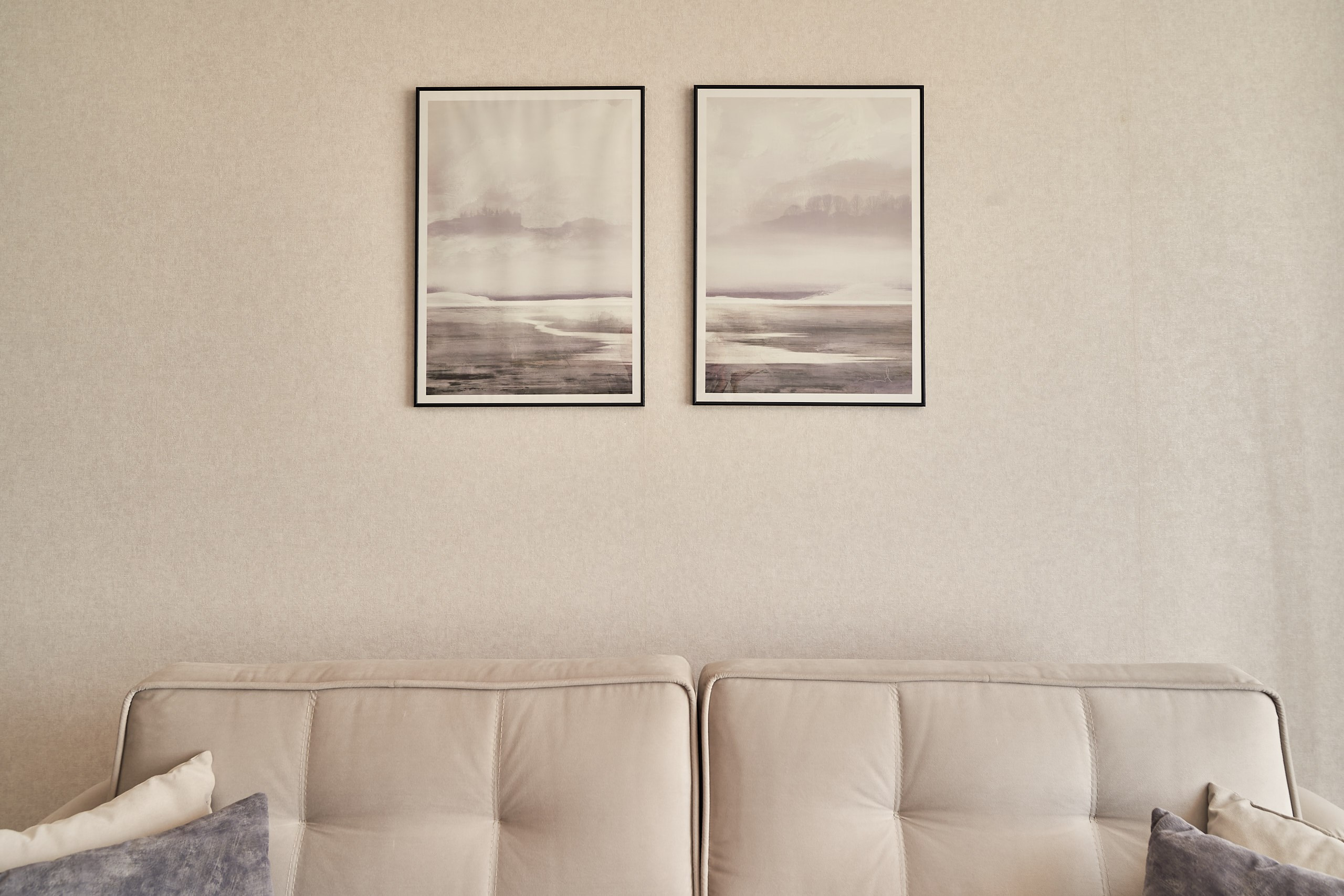 Интерьерная фотография комнаты, ЖК Новая Рига, крупный план интерьерной живописи над диваном