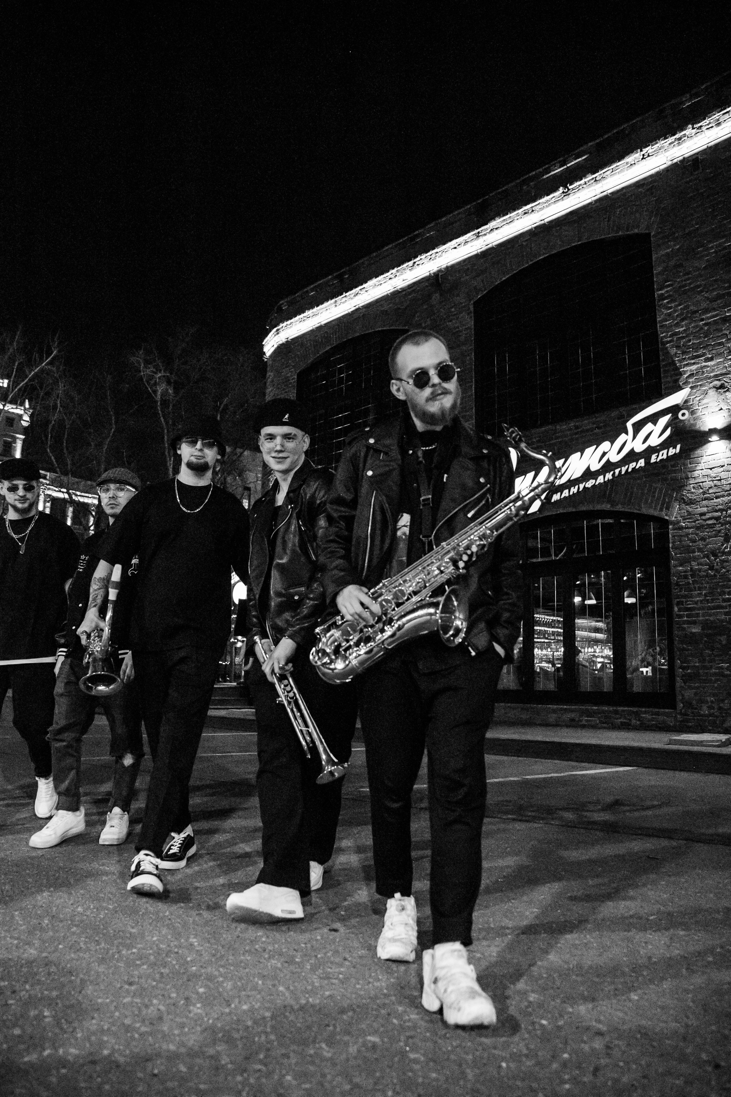 Концерт Mad Brass Band в кафе «Дружба». Свадебный фотограф в Москве Элина Ларченкова. Фото, которые цепляют