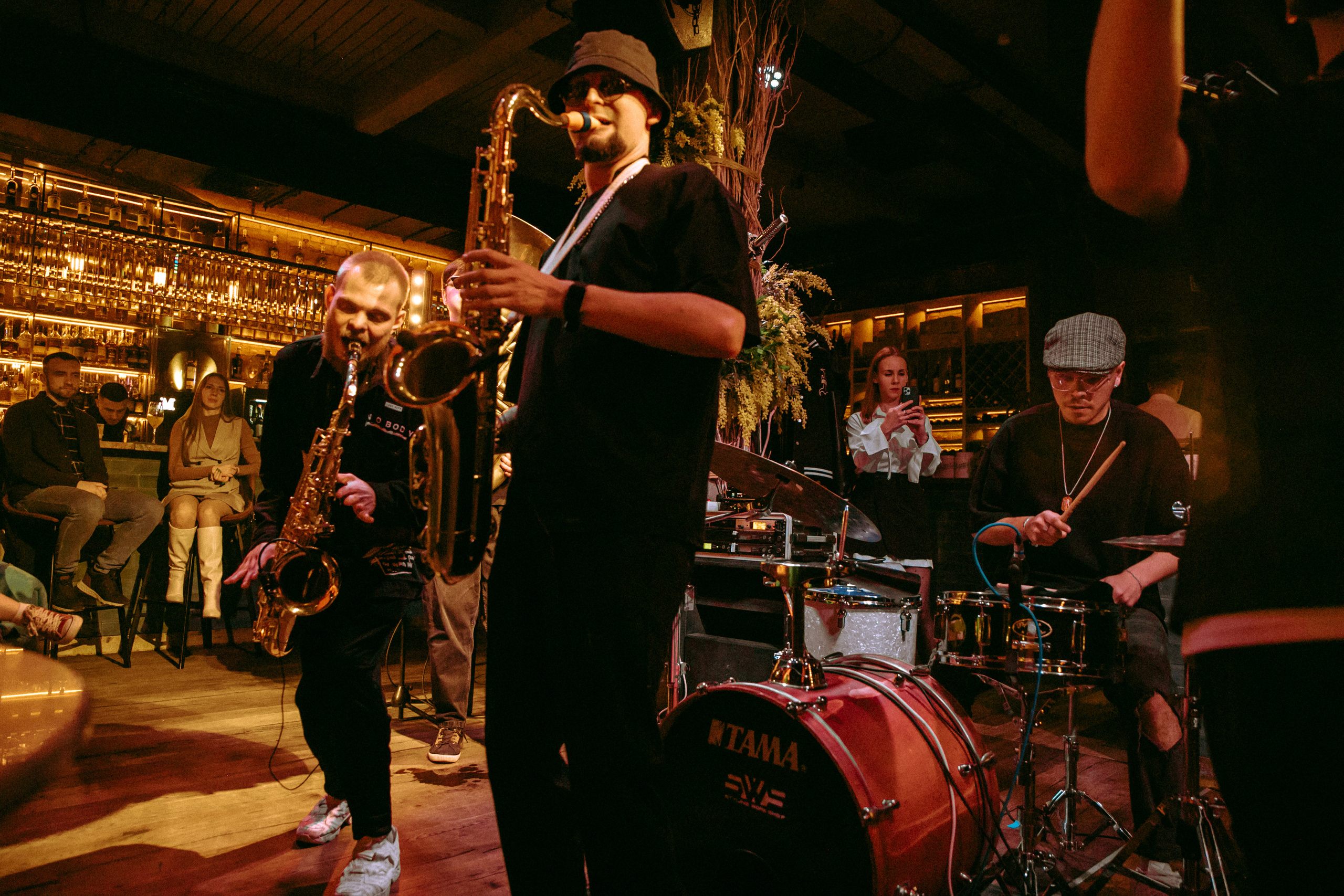 Концерт Mad Brass Band в кафе «Дружба». Свадебный фотограф в Москве Элина Ларченкова. Фото, которые цепляют