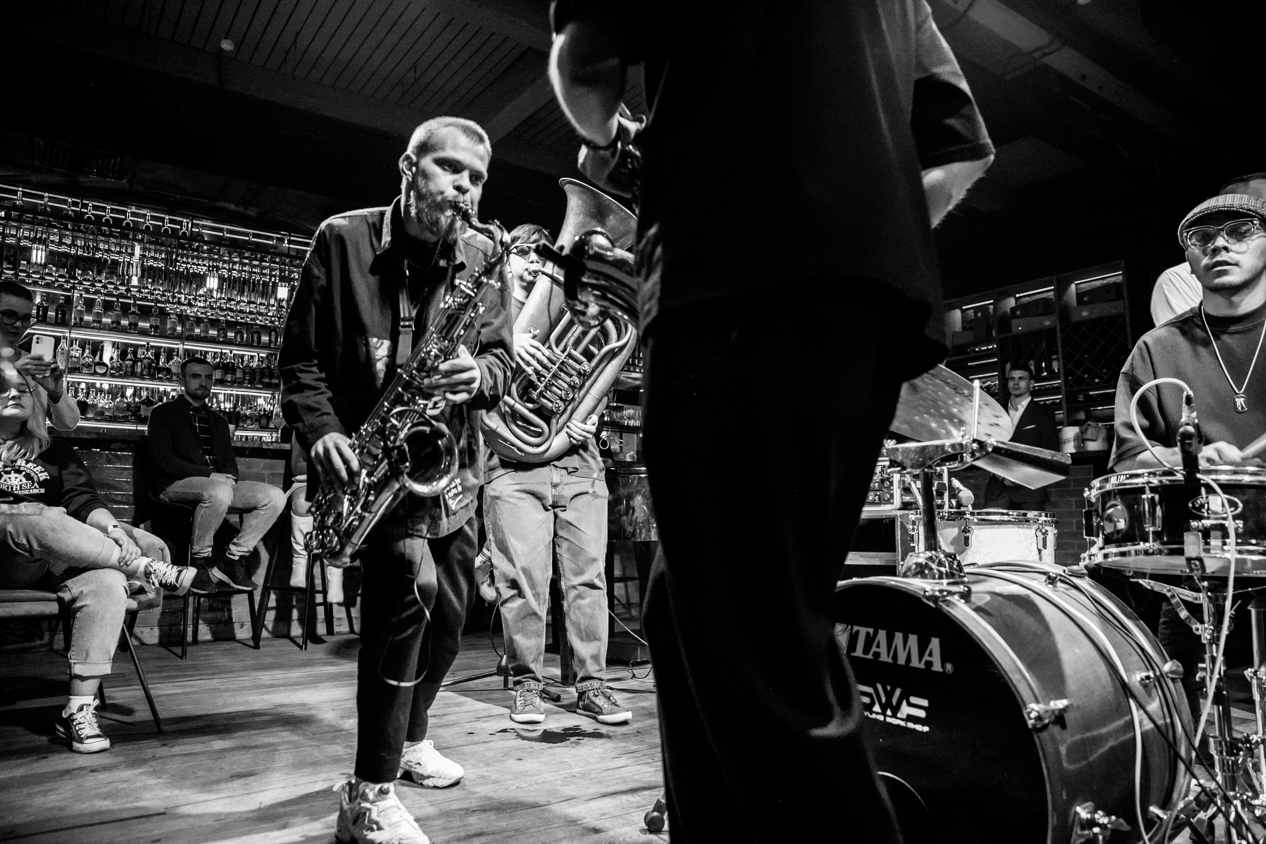 Концерт Mad Brass Band в кафе «Дружба». Свадебный фотограф в Москве Элина Ларченкова. Фото, которые цепляют