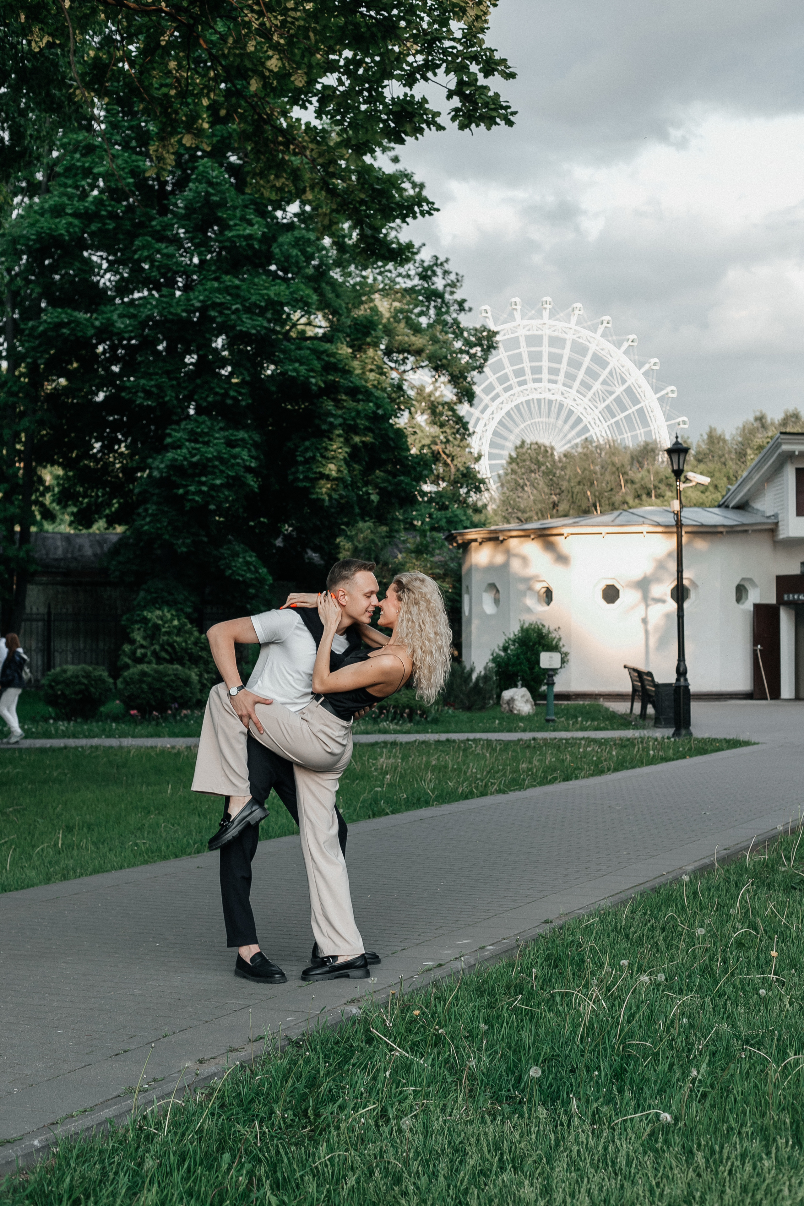 Lovestory на ВДНХ. Свадебный фотограф в Москве Элина Ларченкова. Фото, которые цепляют