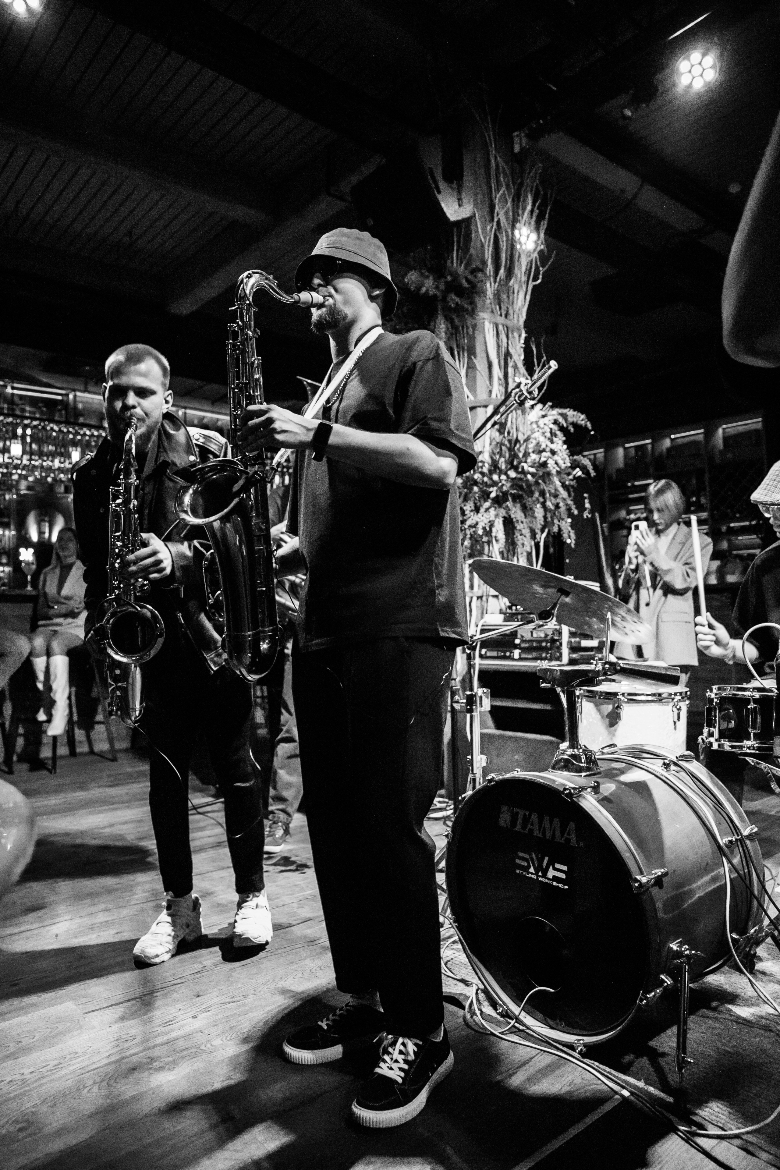 Концерт Mad Brass Band в кафе «Дружба». Свадебный фотограф в Москве Элина Ларченкова. Фото, которые цепляют