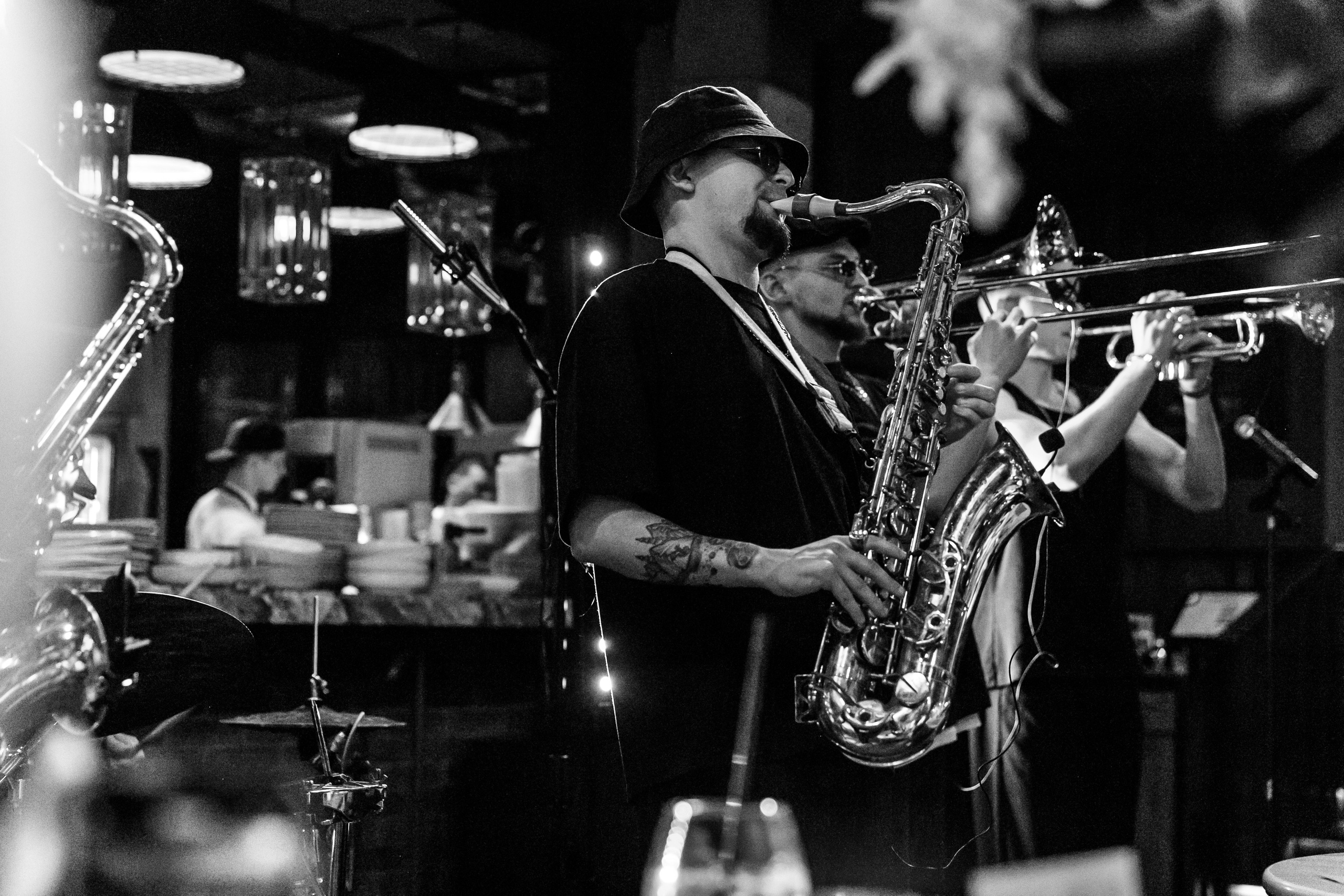 Концерт Mad Brass Band в кафе «Дружба». Свадебный фотограф в Москве Элина Ларченкова. Фото, которые цепляют