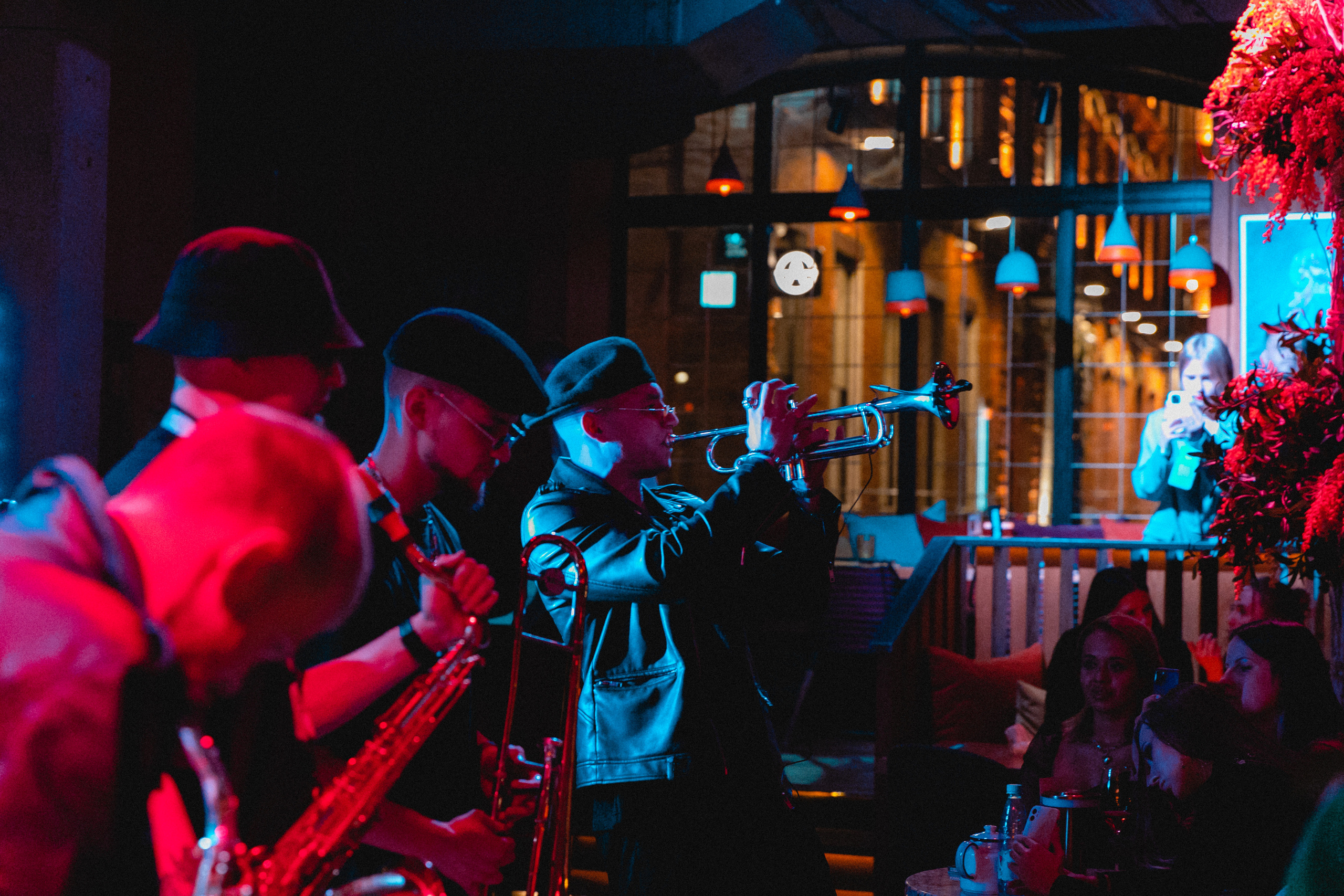 Концерт Mad Brass Band в кафе «Дружба». Свадебный фотограф в Москве Элина Ларченкова. Фото, которые цепляют