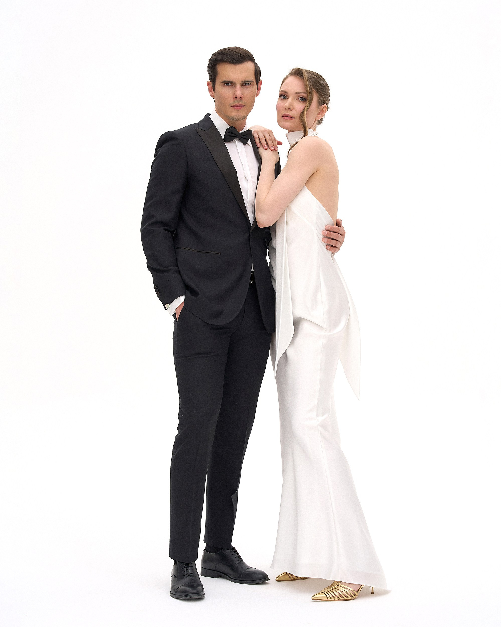 Они стоят рядом на белом фоне. Жених и невеста, плечо к плечу. В этой тишине — вся любовь. Минималистичная свадебная съемка, фотограф Дмитрий Цветков, Санкт-Петербург