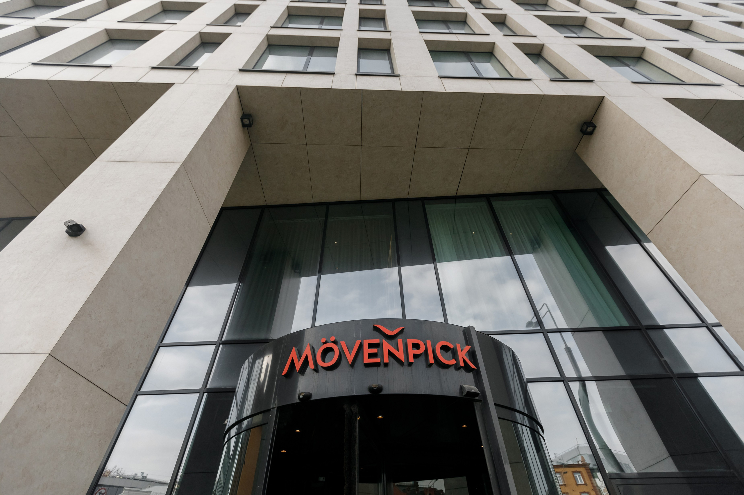 Свадебный организатор координирует свадебное торжество