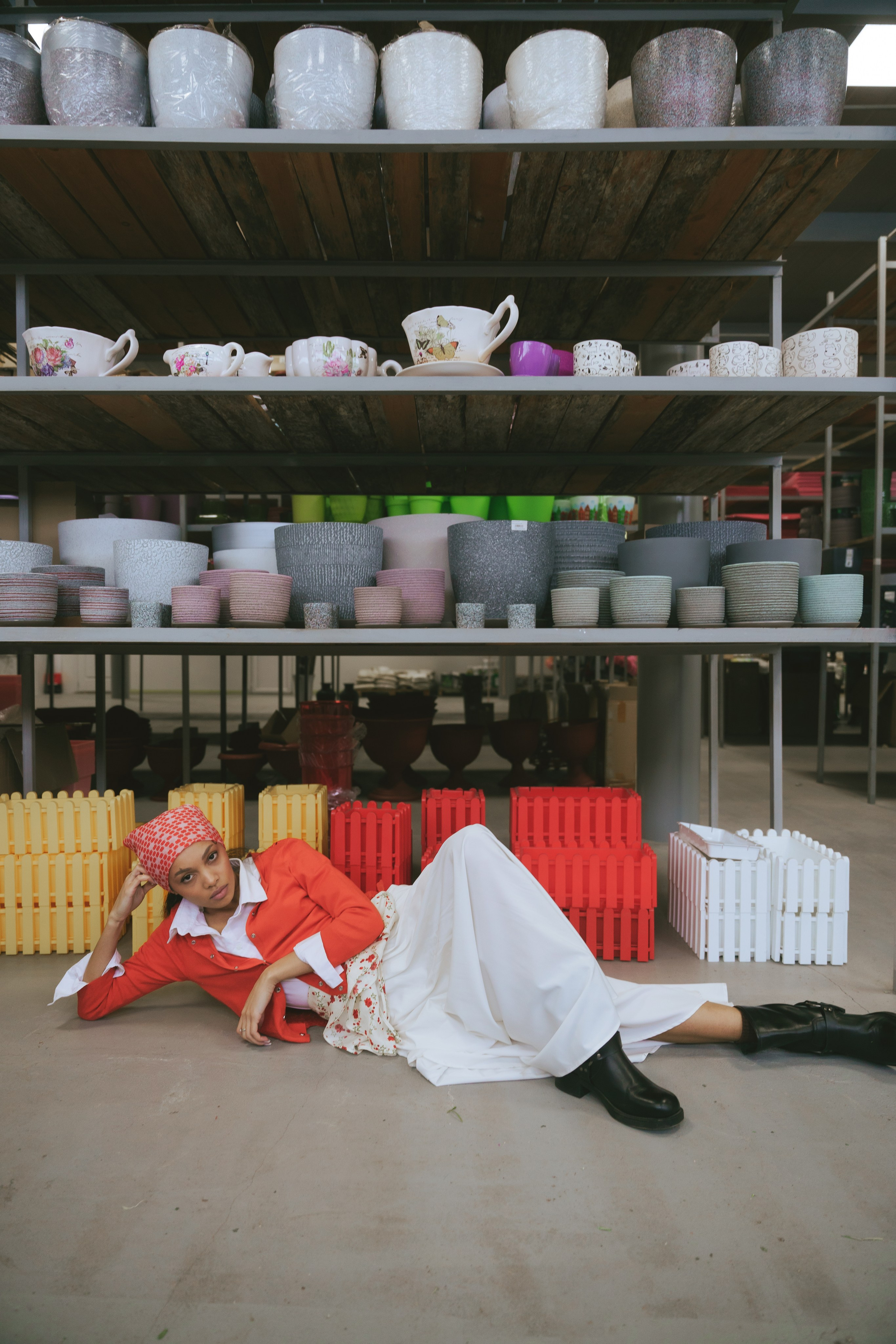 онтент для соцсетей: стильный образ в окружении горшечных растений