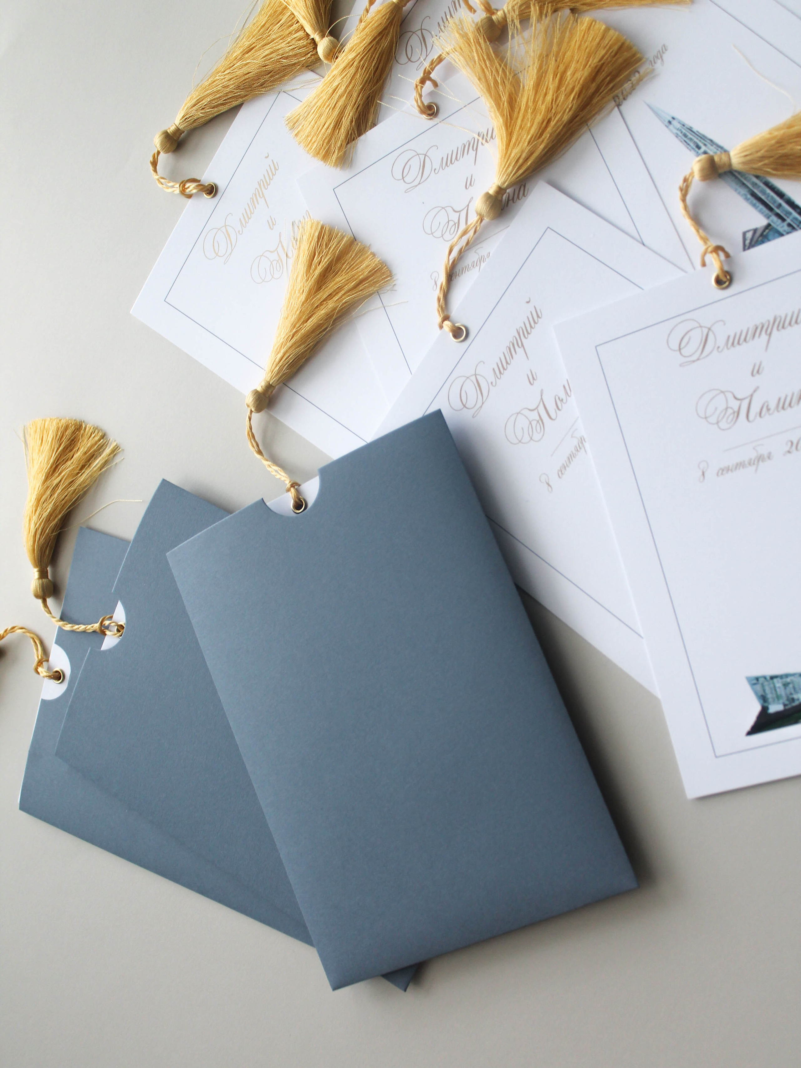 С кистью, от 360 руб. Дизайнер полиграфии в Санкт-Петербурге. Заказать свадебные приглашения, подарочные сертификаты, полиграфию для бизнеса, шелковые ленты