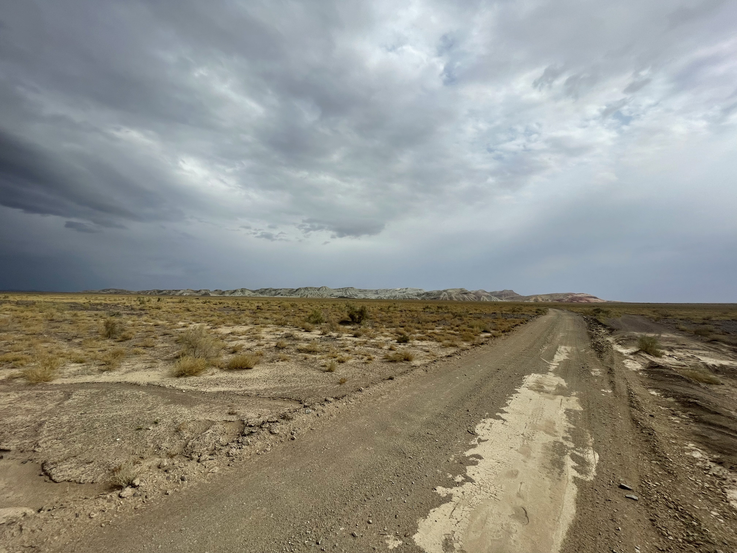 Экскурсия и тур на Поющий Бархан и в горы Актау и Катутау в национальном парке Алтын Эмель из Алматы