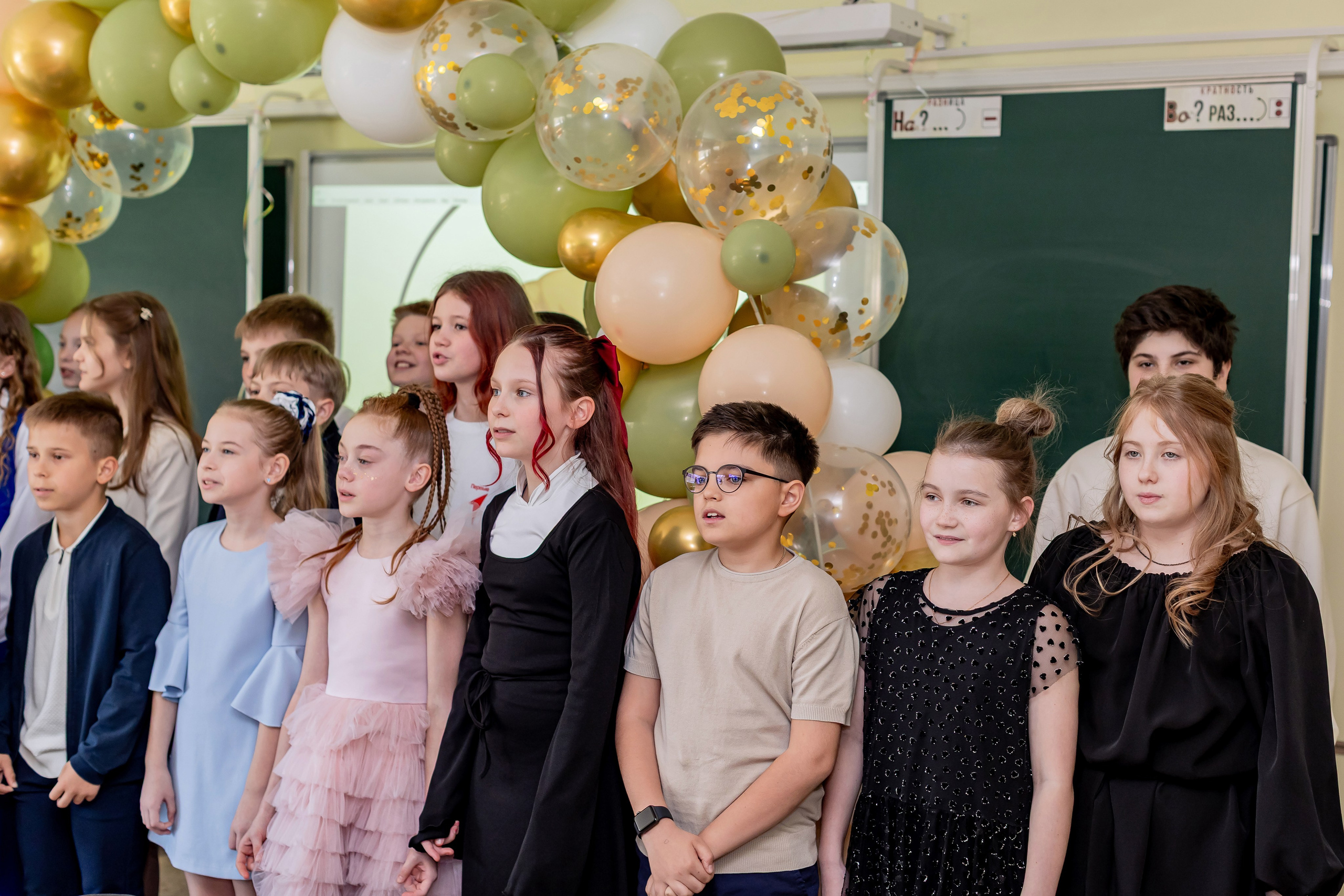 Выпускной в начальной школе в классе. Фотограф и видеограф Москва. Свадебный фотограф, видеограф. Выпускные альбомы. Оживающие альбомы
