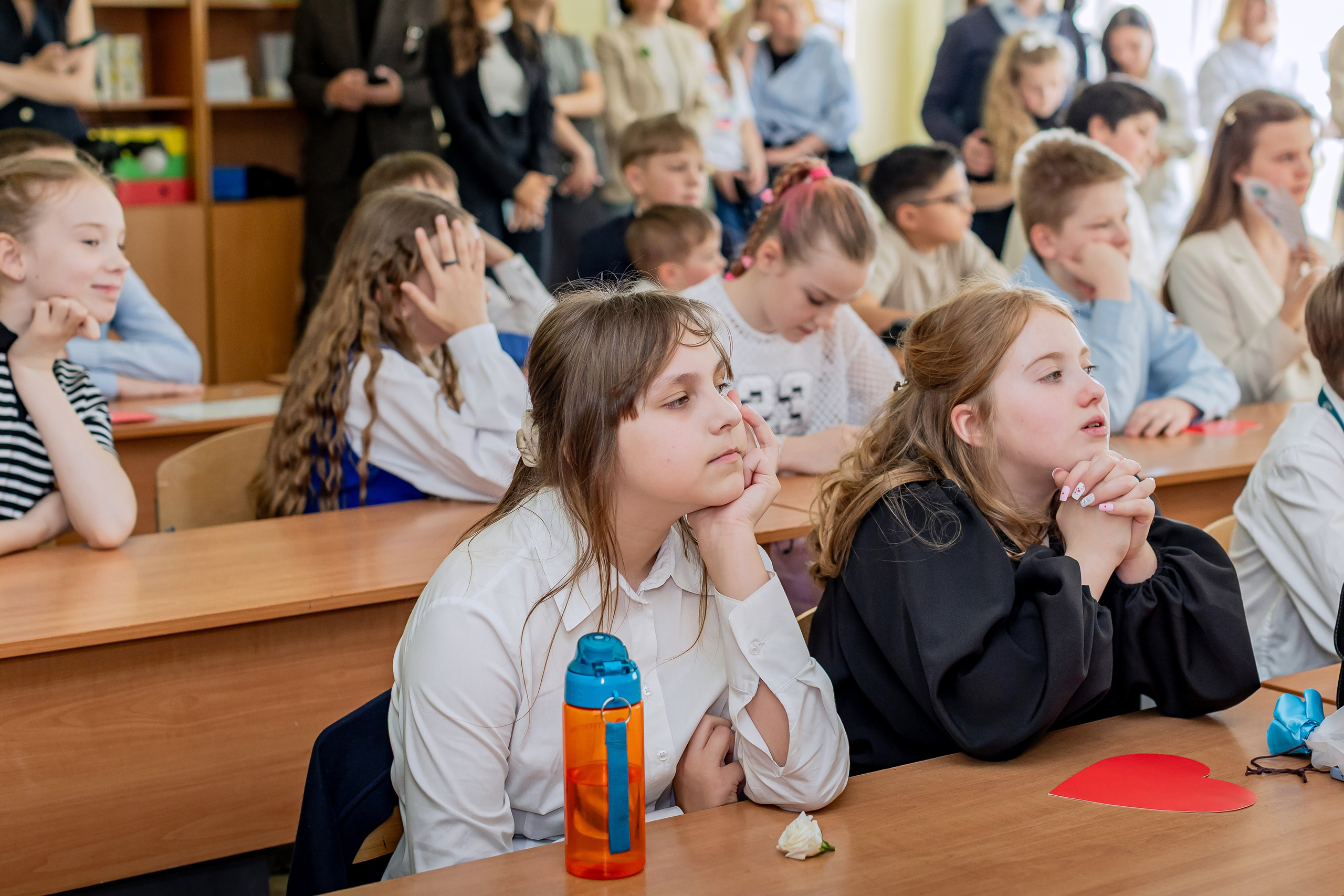 Выпускной в начальной школе в классе. Фотограф и видеограф Москва. Свадебный фотограф, видеограф. Выпускные альбомы. Оживающие альбомы