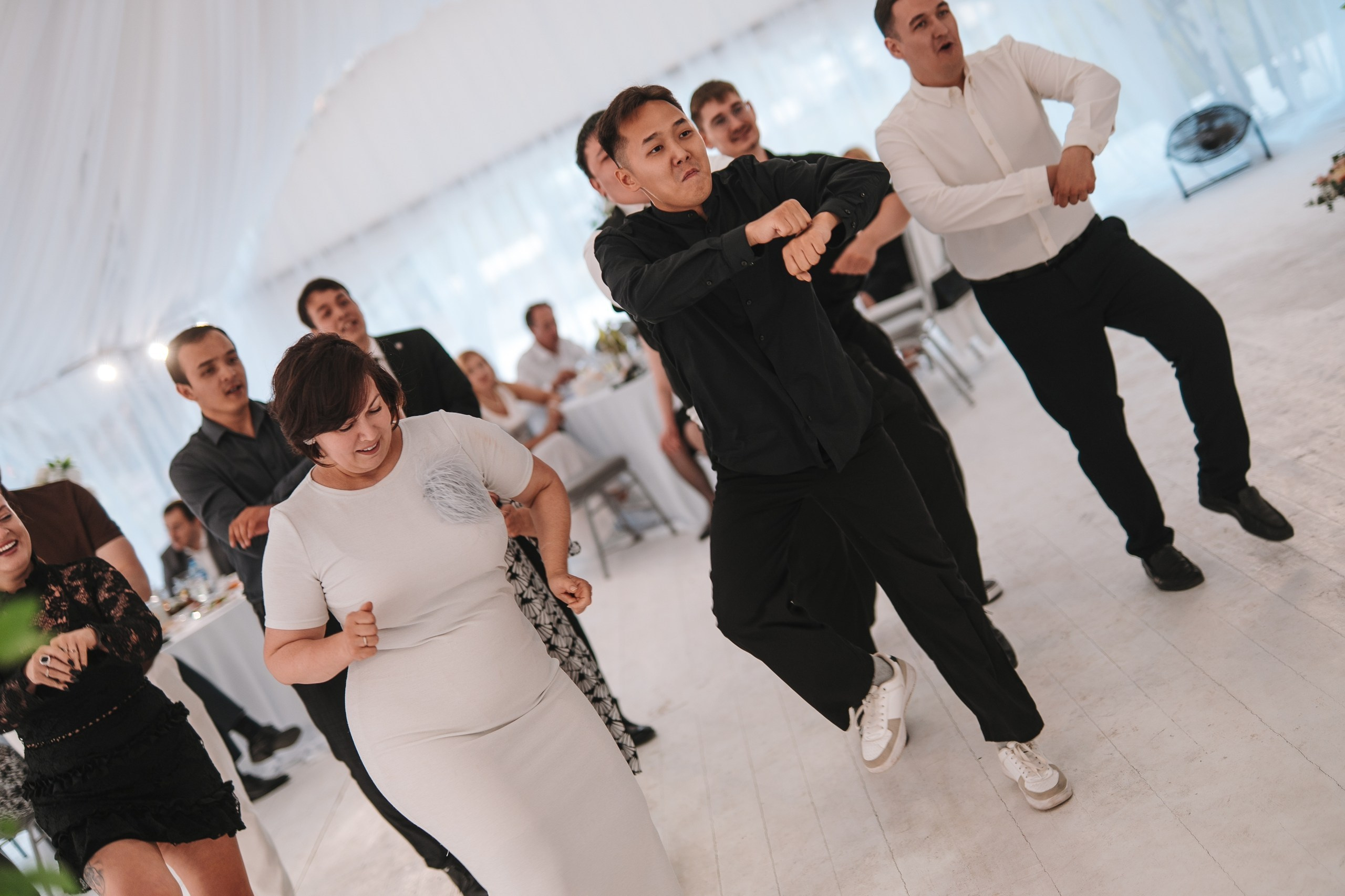 Свадьба 7 июня 2026 года — фотосессия, ЗАГС и банкет в шатре «Под облаками» в Нагаево с ведущим Артуром Ильясовым