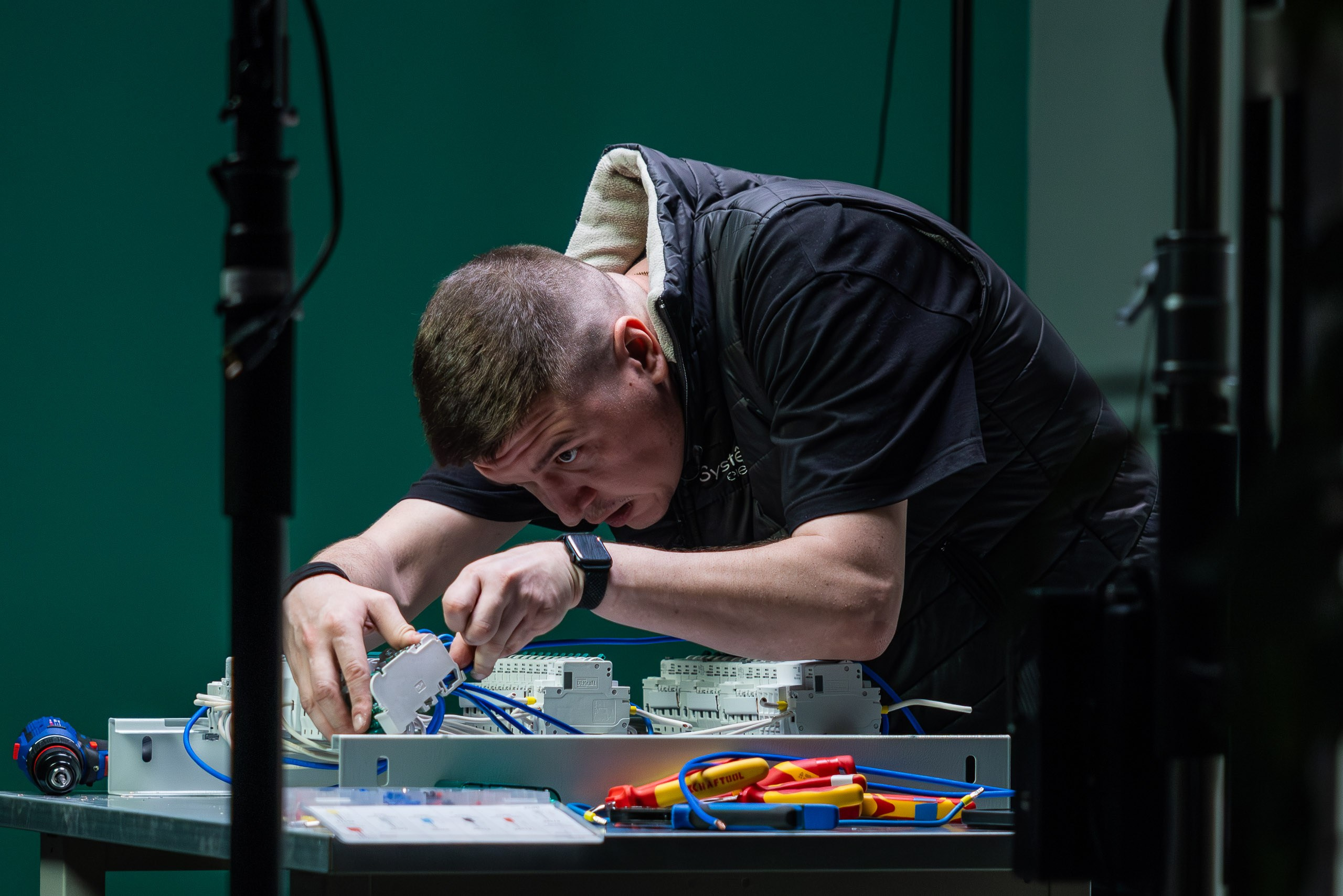 монтаж компонентов электрощита электромонтажником