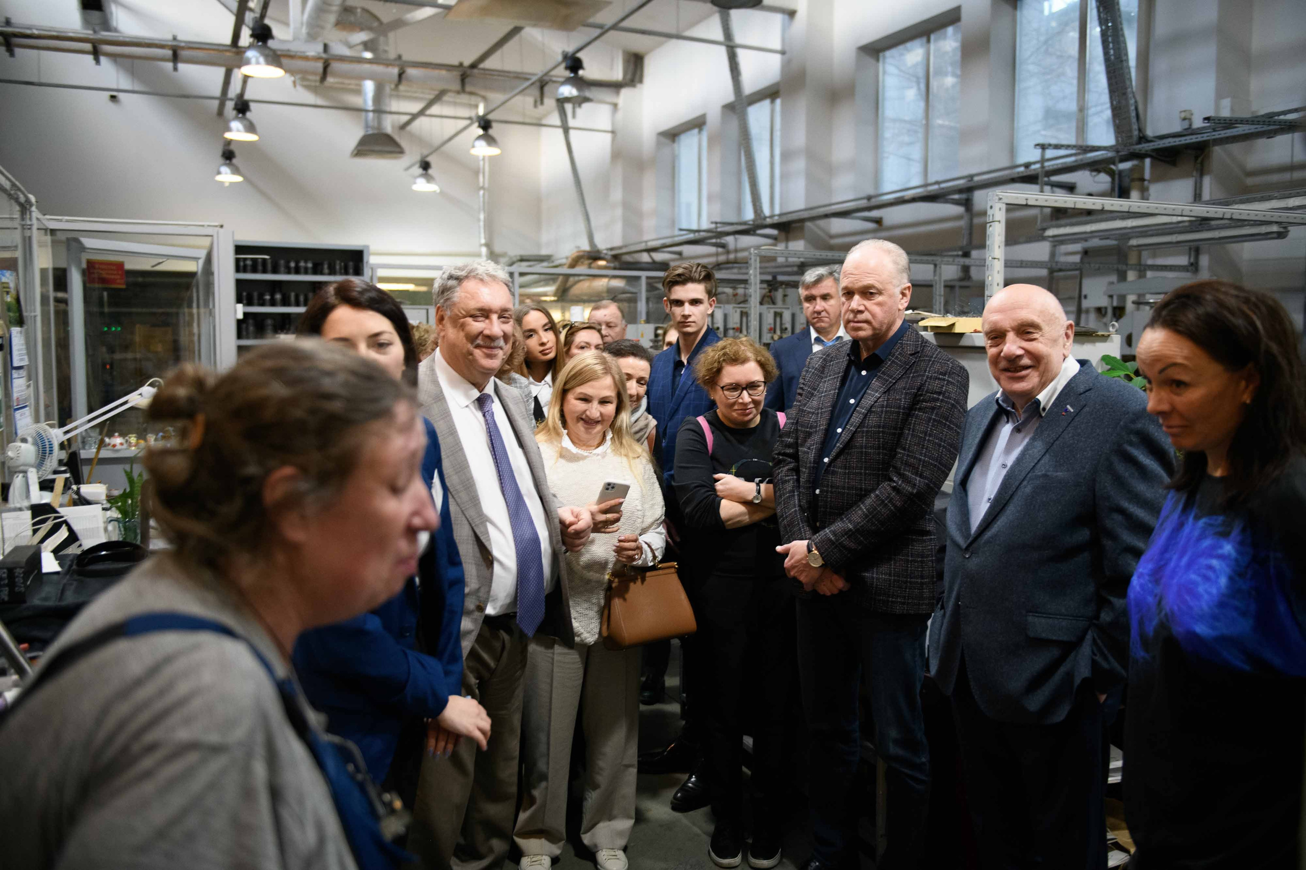 Русские Самоцветы: За кулисами легенды — Фотоальбом об искусстве и производстве