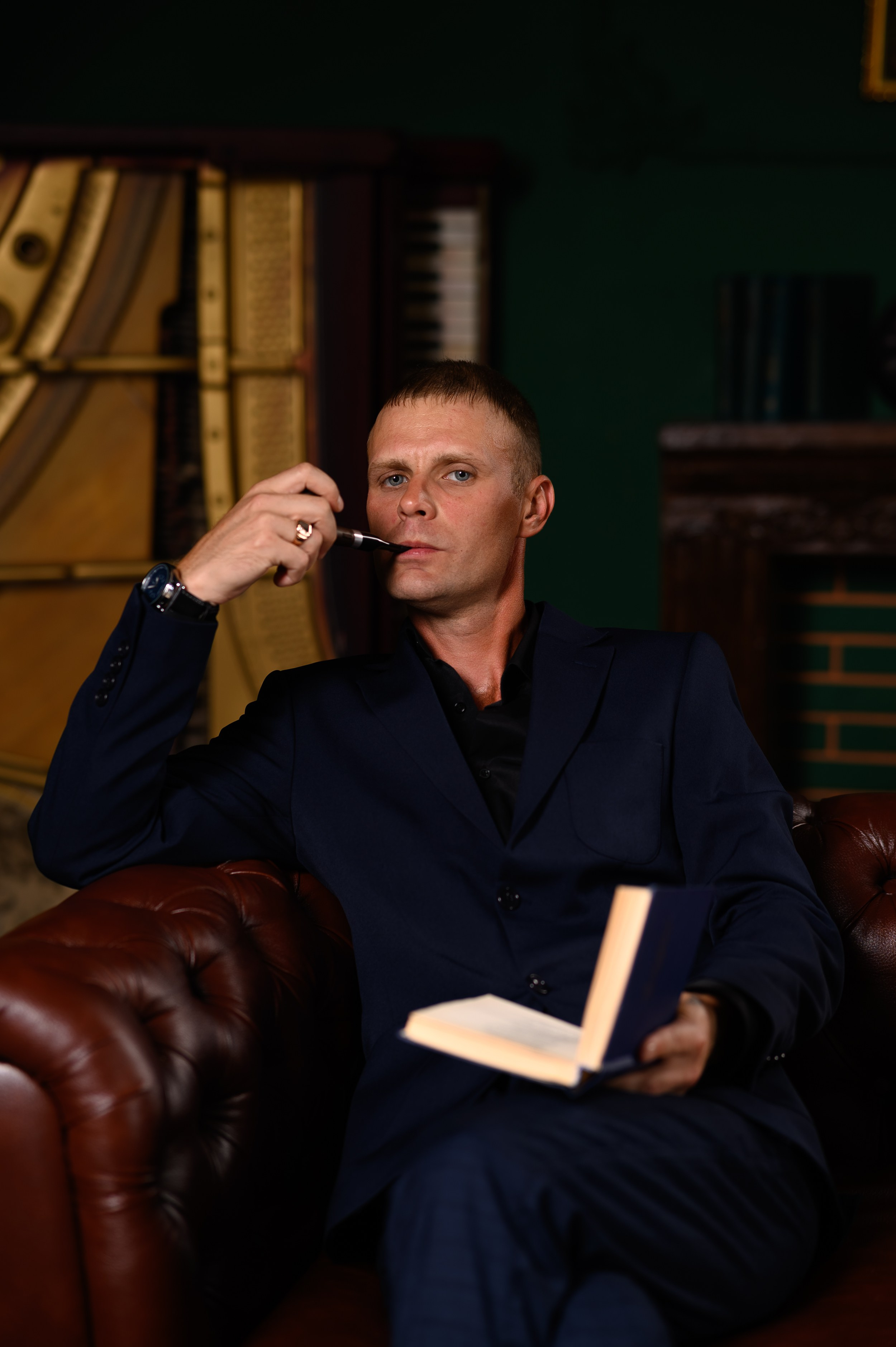 Профессиональный мужской студийный портрет в Казани в деловом стиле с уверенной подачей образа