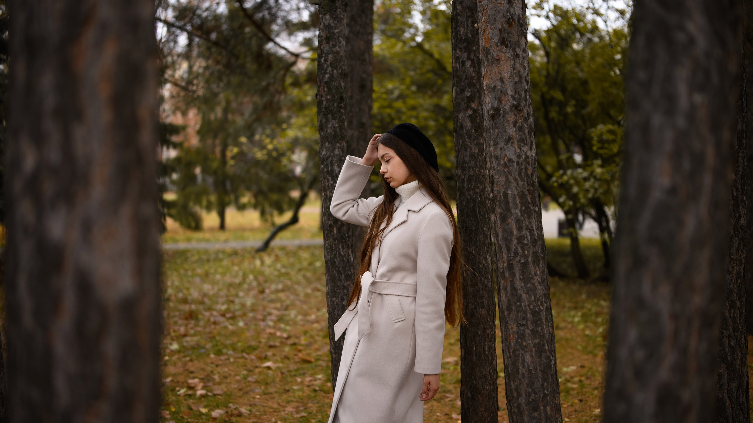 Девушка в берете и пальто в осеннем парке города Казань