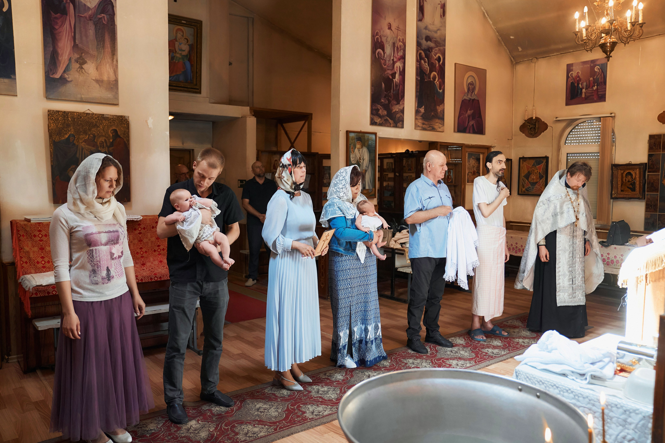 одновременное крещение нескольких детей в церкви