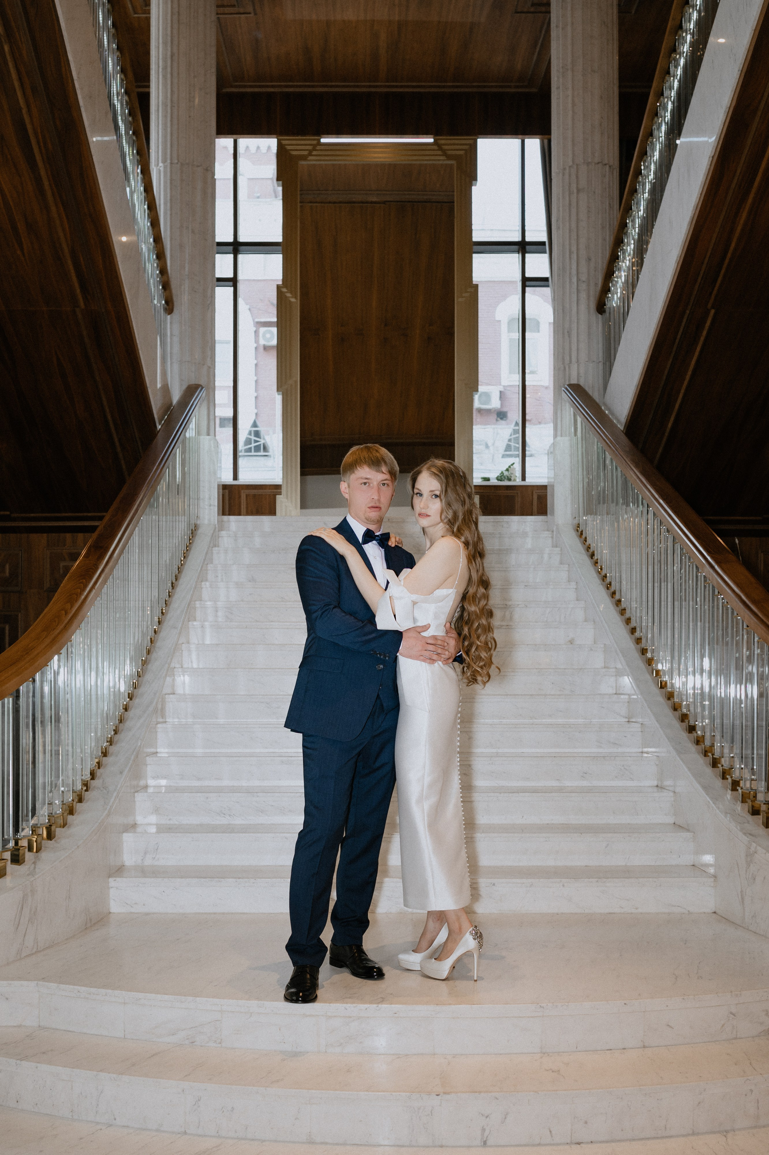 Фотосессия на лестнице отеля Marriott
