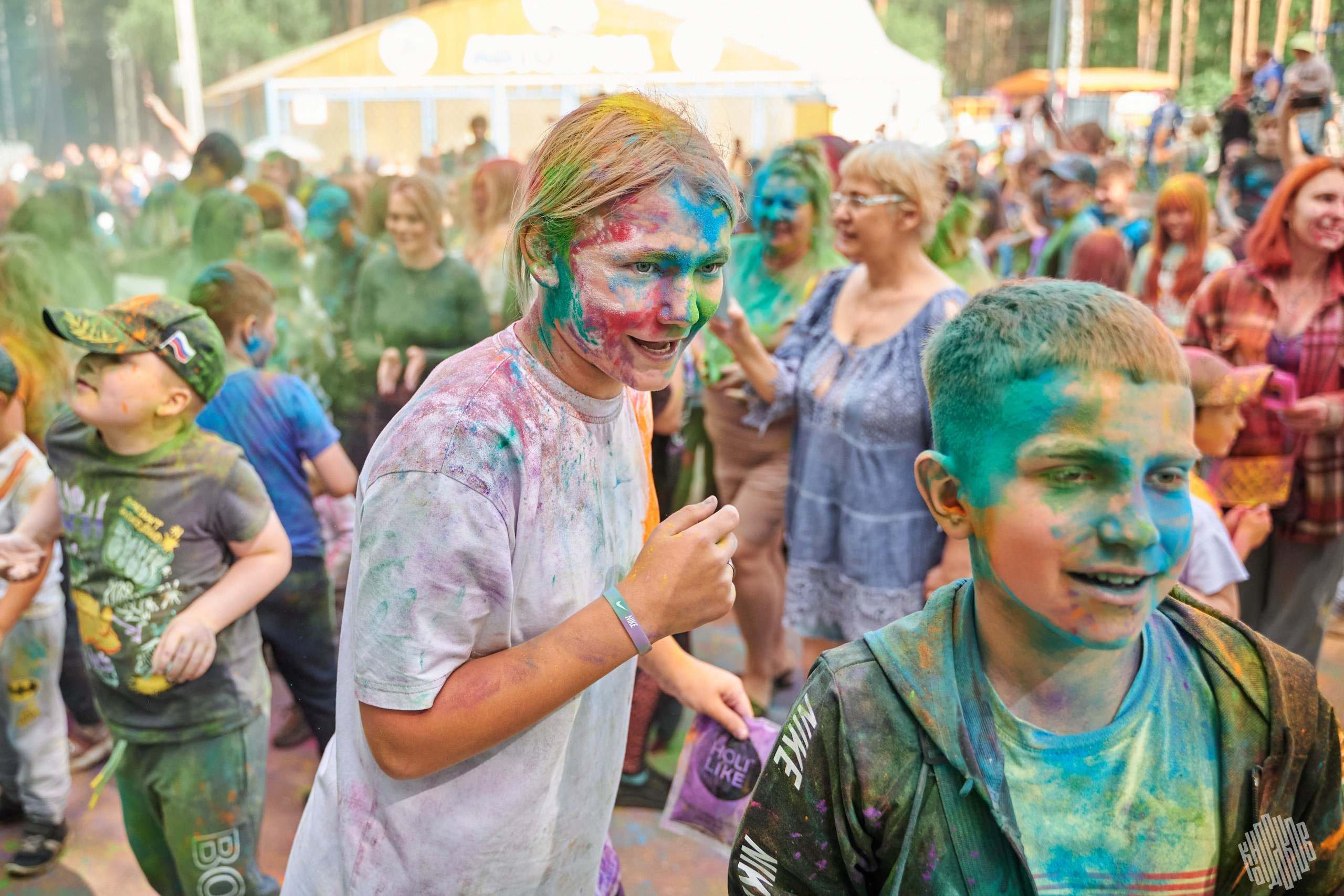 Краски 2024 Иваново Парк Харинка. Фотограф в Иваново: Каталожная съемка одежды и постельного белья, Wildberries