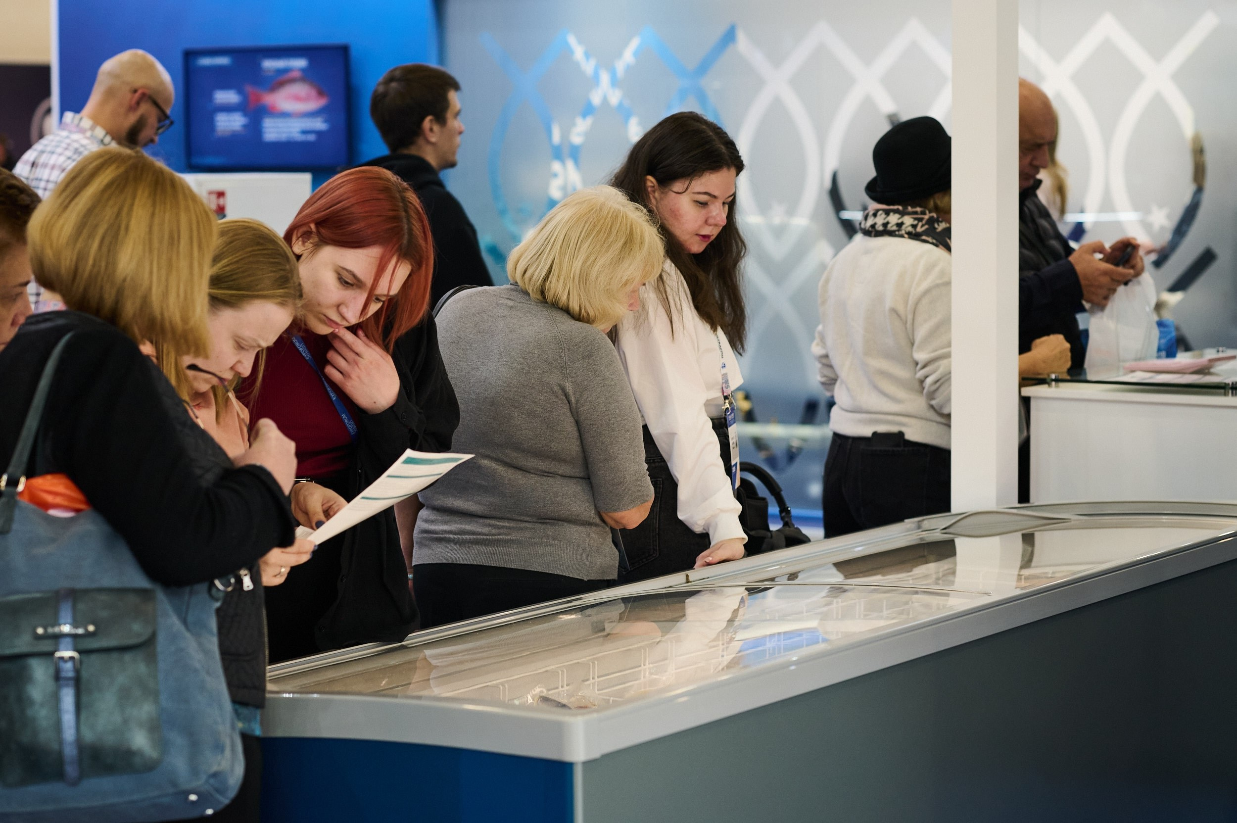 Посетители Seafood Expo Russia 2025 изучают продукцию на стендах выставки. Репортажная съёмка в КВЦ «Экспофорум», Санкт‑Петербург.