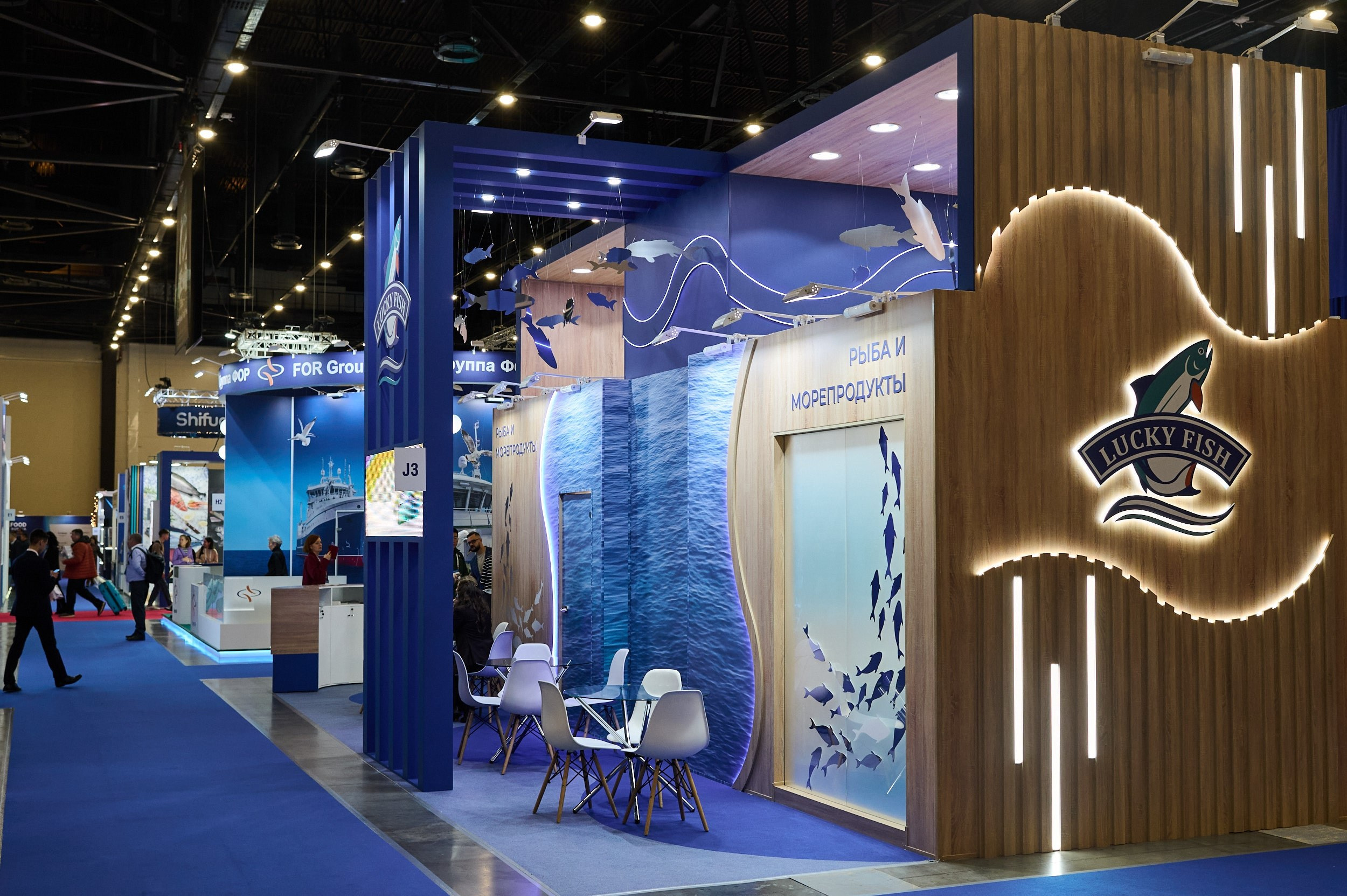 Стенд компании «Lucky Fish» на выставке Seafood Expo Russia 2025. Репортажная съёмка экспозиции в КВЦ «Экспофорум», Санкт‑Петербург.