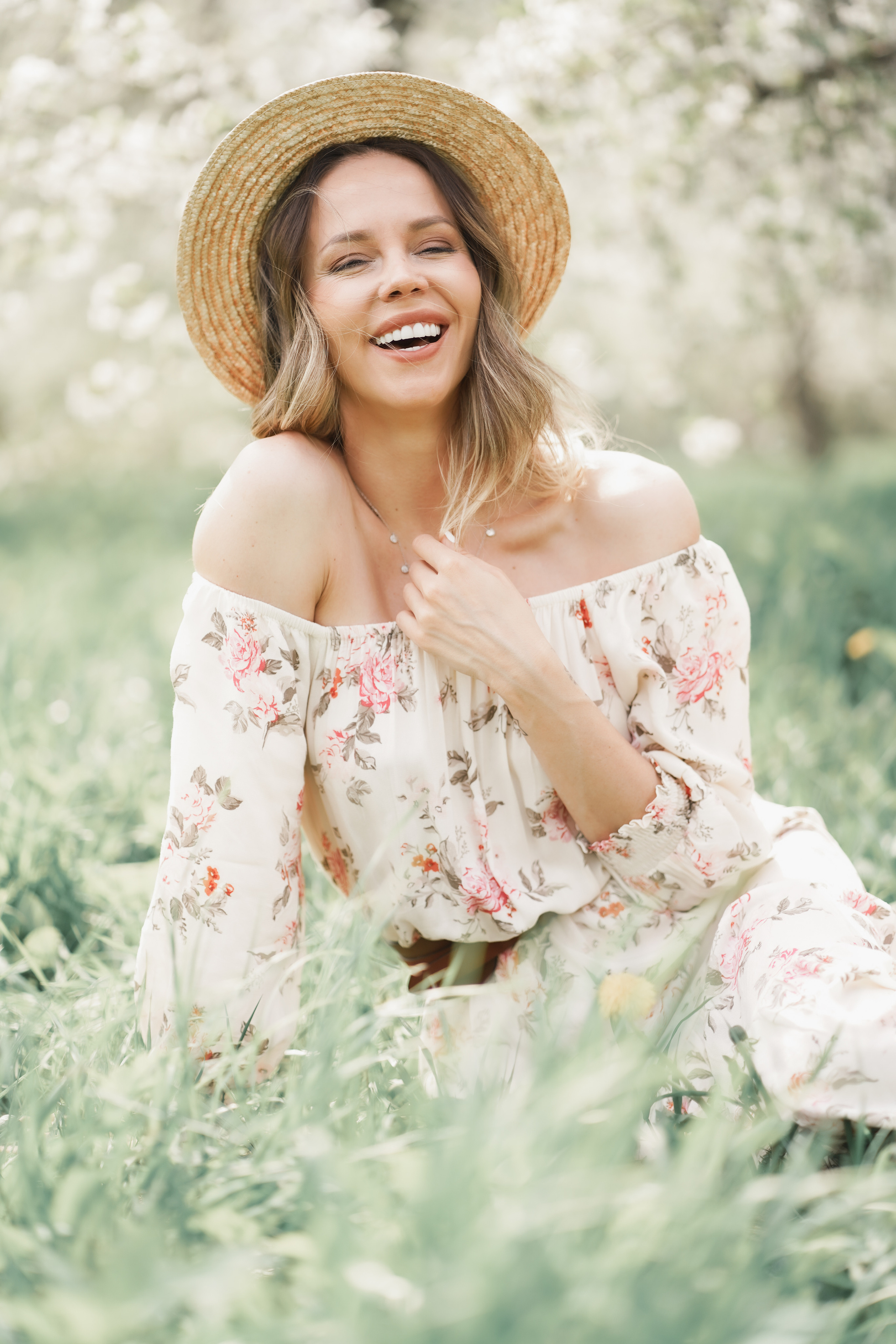 Фотосессия для несравненной Натали Неведровой в цветущих садах в Москве. Портретный фотограф в Москве, Московской области. Деловой портрет