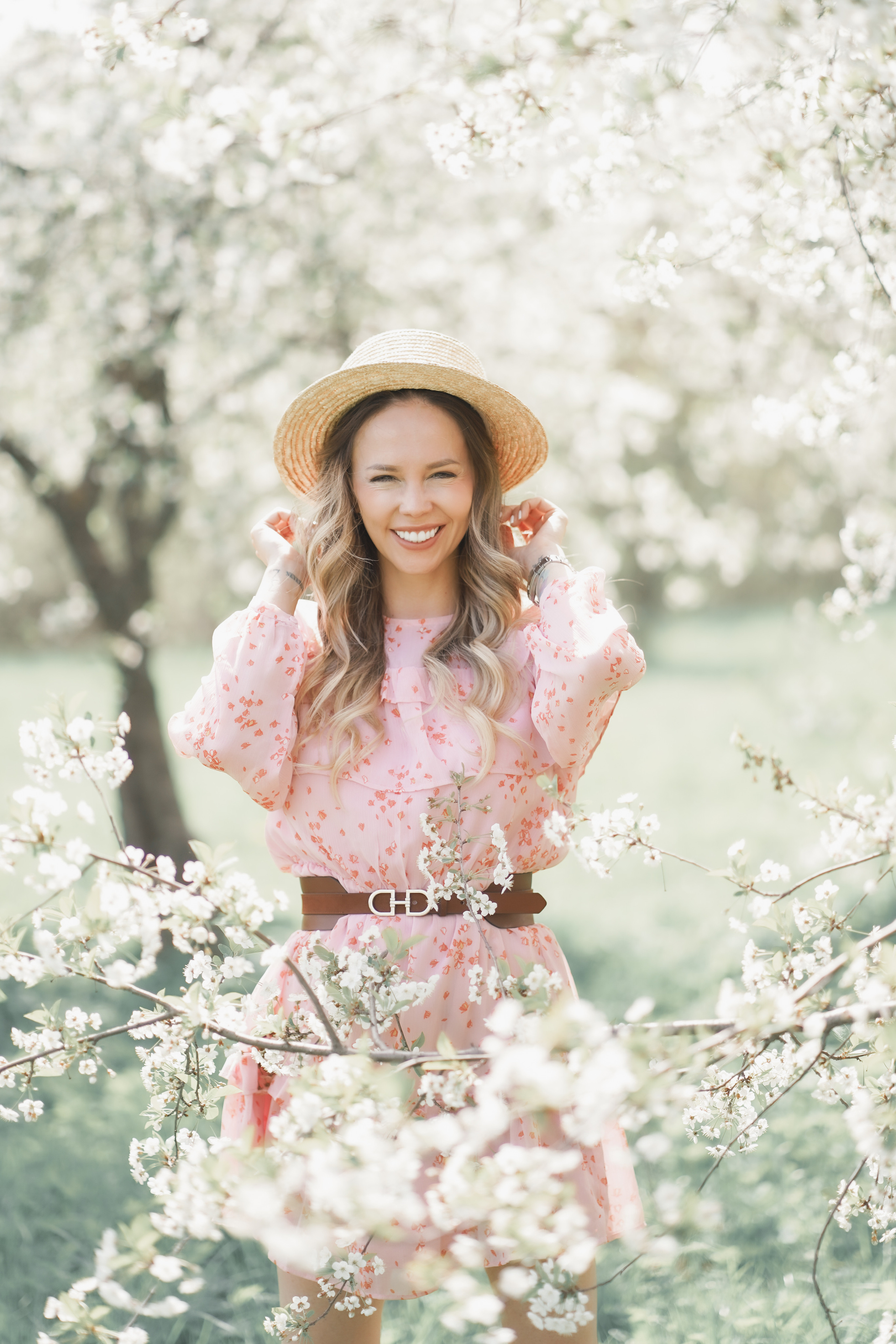 Фотосессия для несравненной Натали Неведровой в цветущих садах в Москве. Портретный фотограф в Москве, Московской области. Деловой портрет
