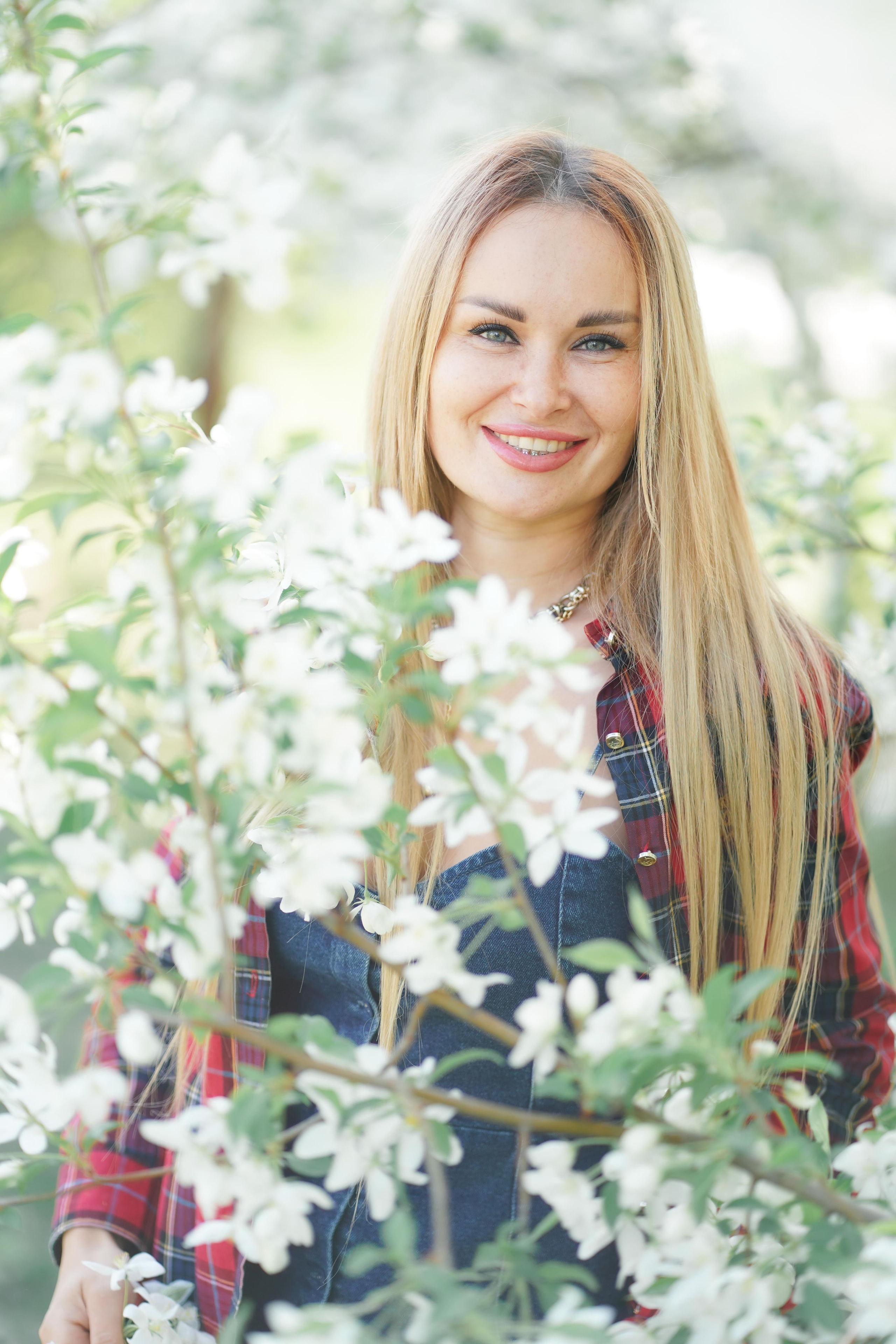 Фотосессия прекрасных девушек в цветущих яблонях!. Портретный фотограф в Москве, Московской области. Деловой портрет