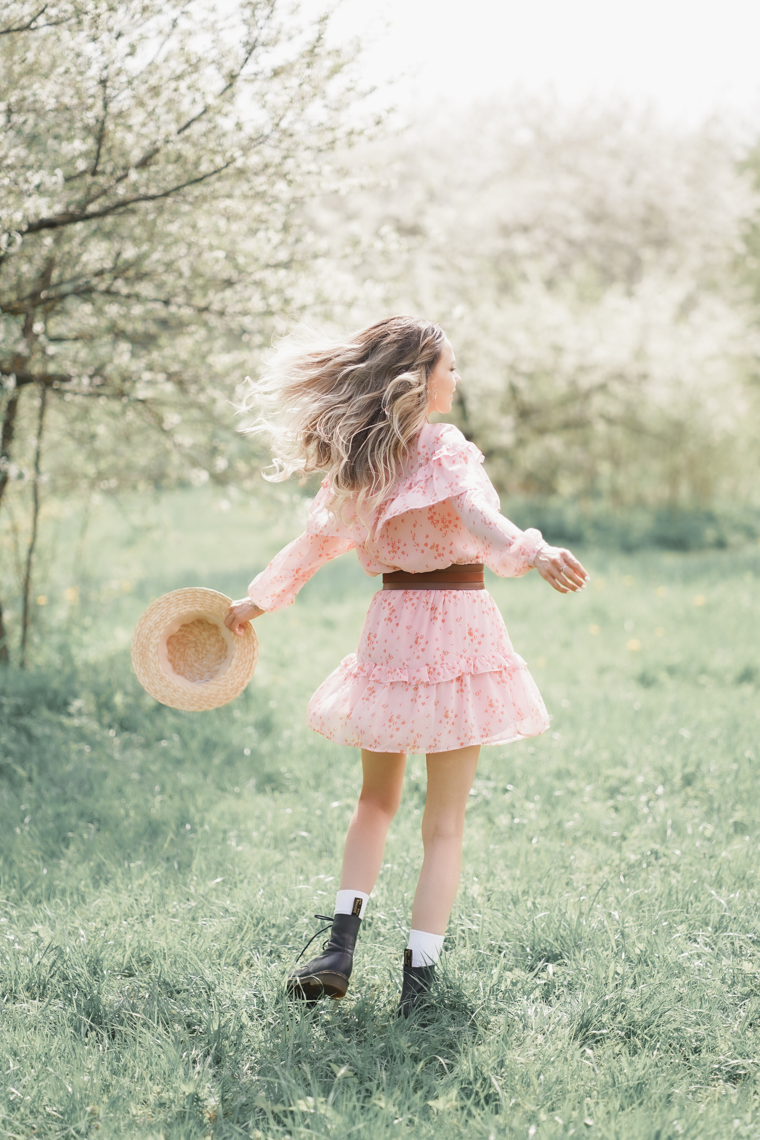 Фотосессия для несравненной Натали Неведровой в цветущих садах в Москве. Портретный фотограф в Москве, Московской области. Деловой портрет