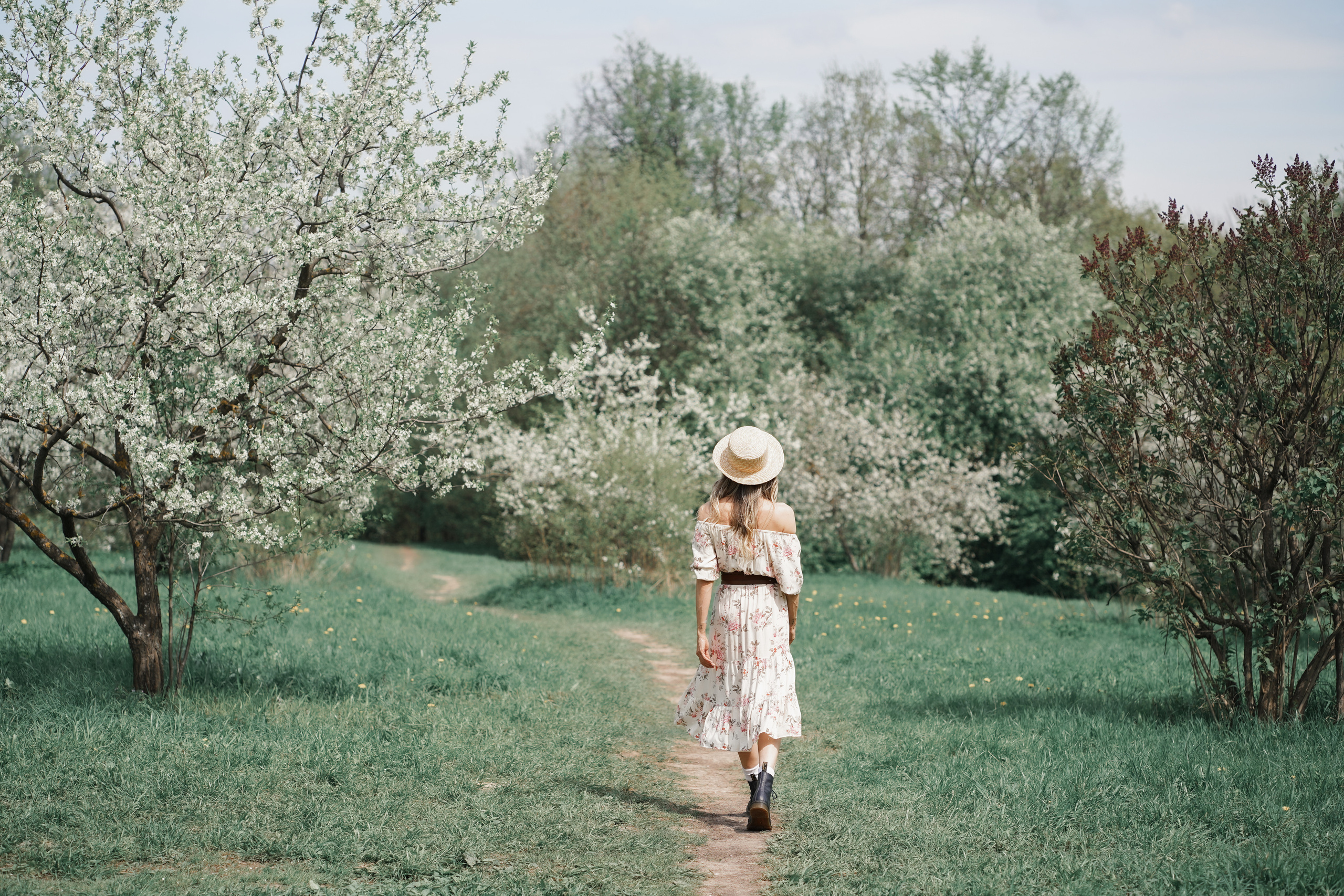 Фотосессия в цветениях яблони, вишни и сирени. Портретный фотограф в Москве, Московской области. Деловой портрет