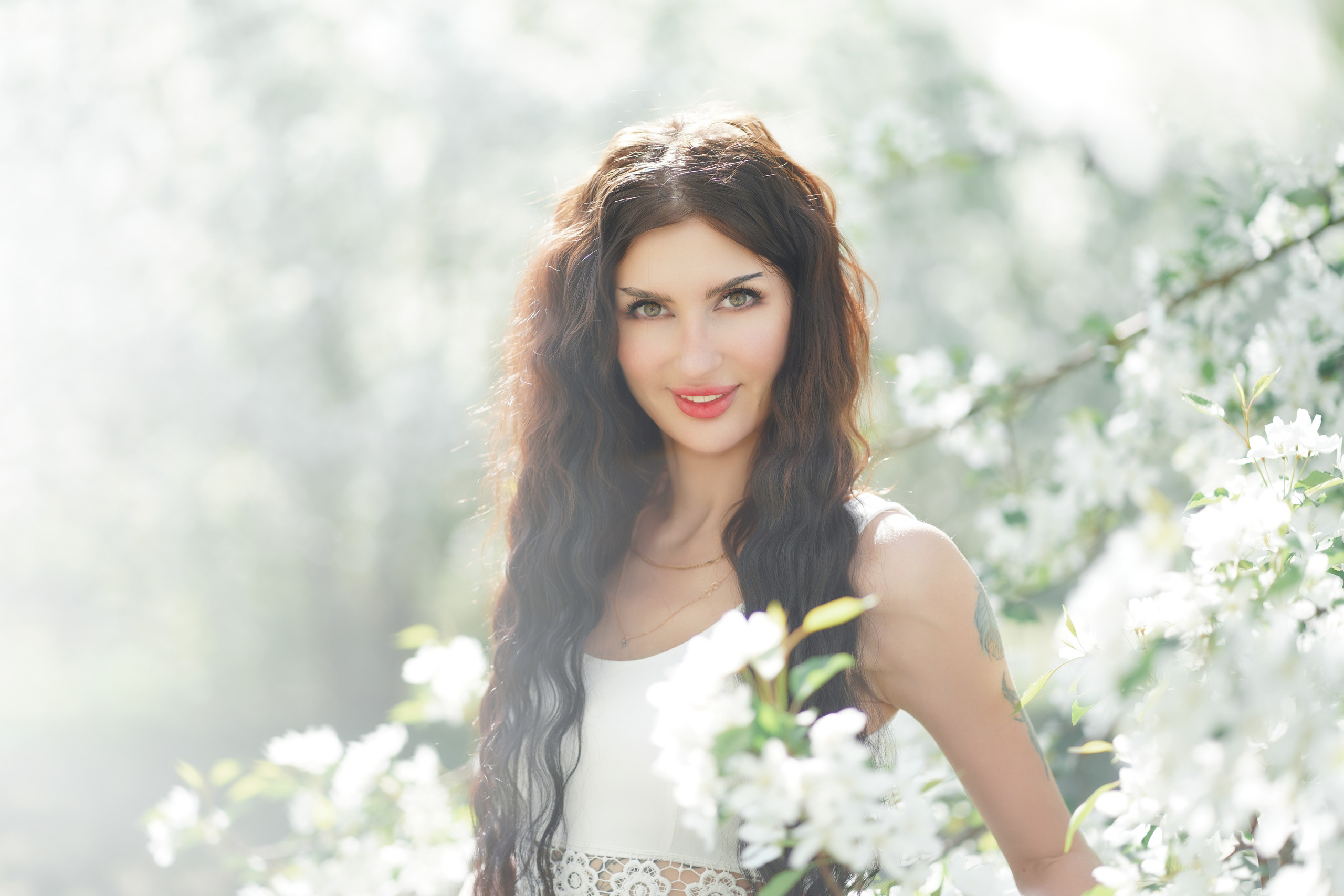 Фотосессия прекрасных девушек в цветущих яблонях!. Портретный фотограф в Москве, Московской области. Деловой портрет