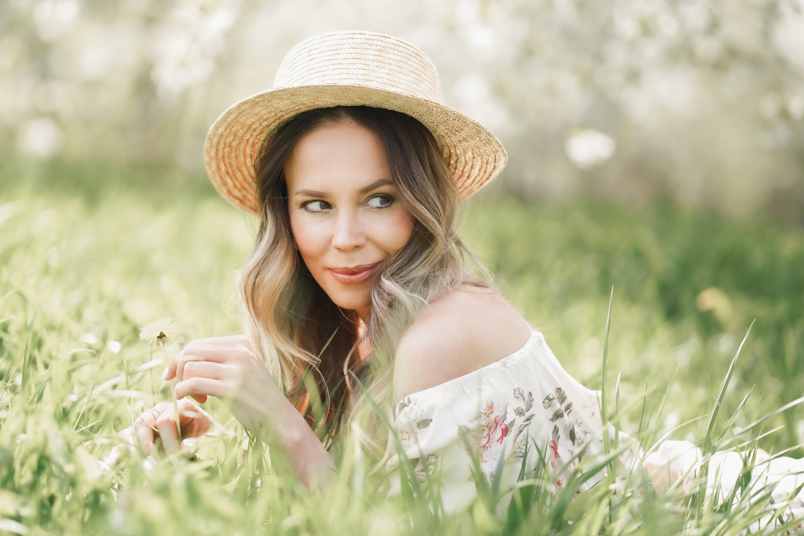 Фотосессия для несравненной Натали Неведровой в цветущих садах в Москве. Портретный фотограф в Москве, Московской области. Деловой портрет