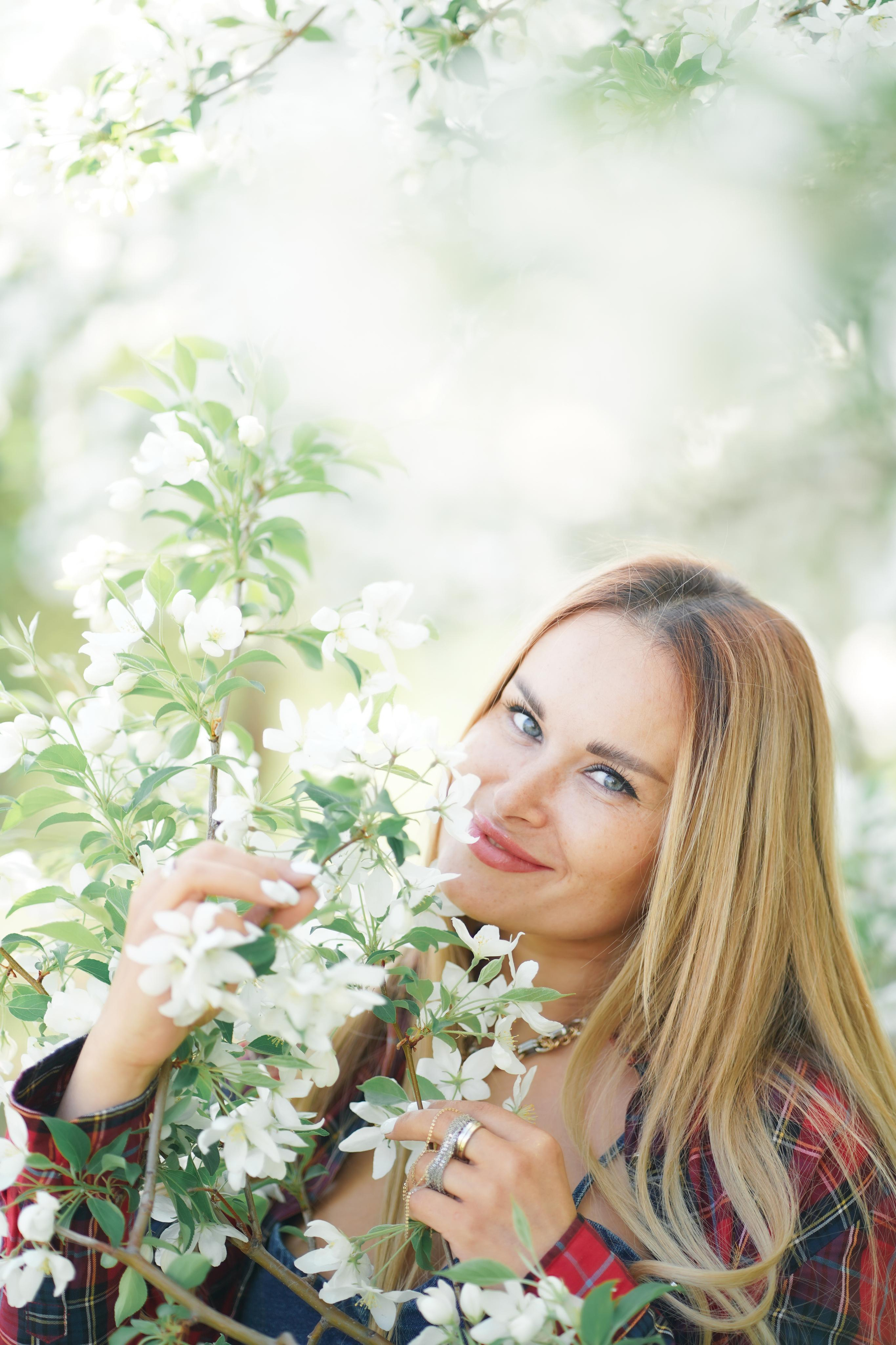 Фотосессия прекрасных девушек в цветущих яблонях!. Портретный фотограф в Москве, Московской области. Деловой портрет