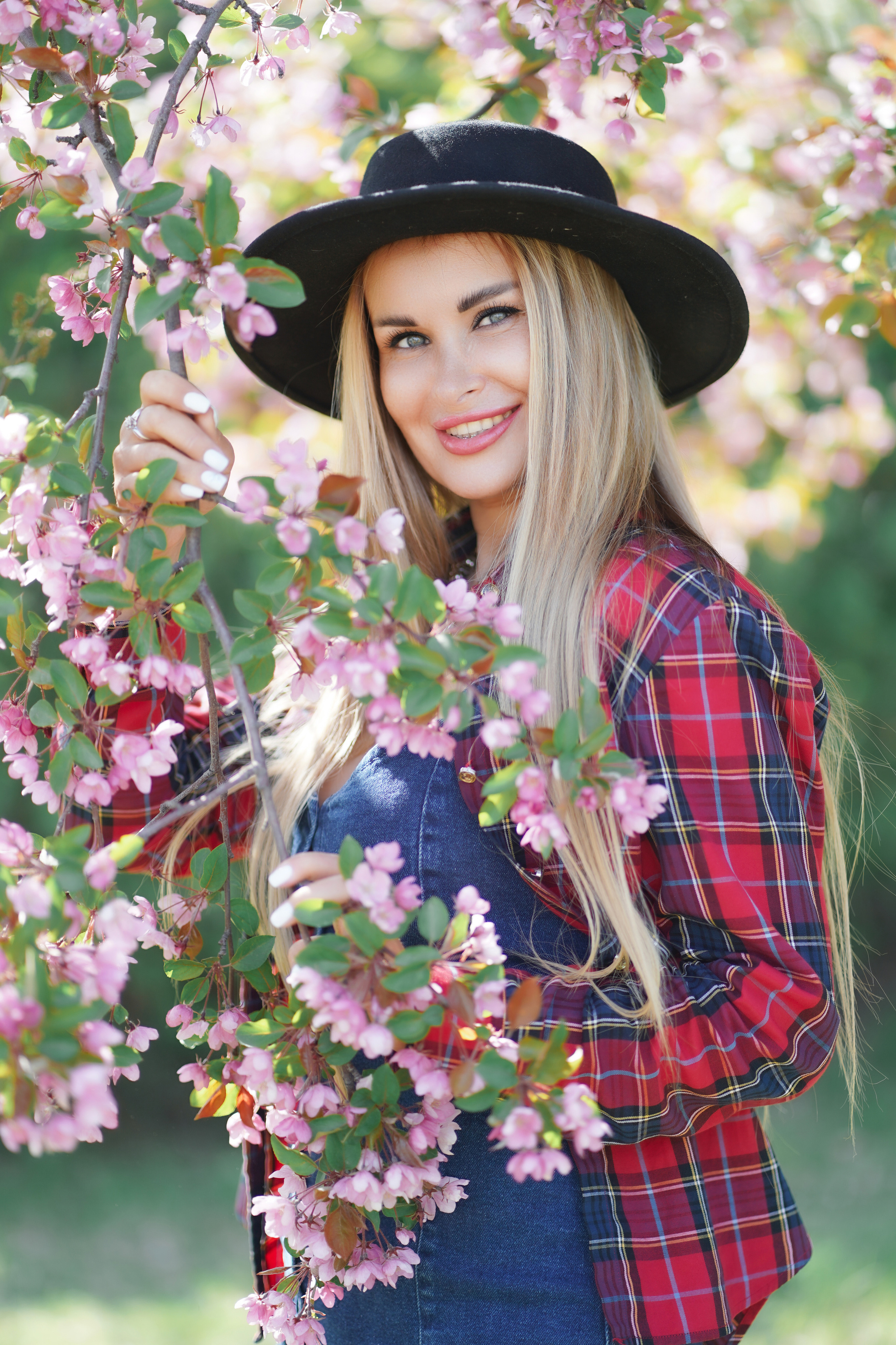 Фотосессия прекрасных девушек в цветущих яблонях!. Портретный фотограф в Москве, Московской области. Деловой портрет