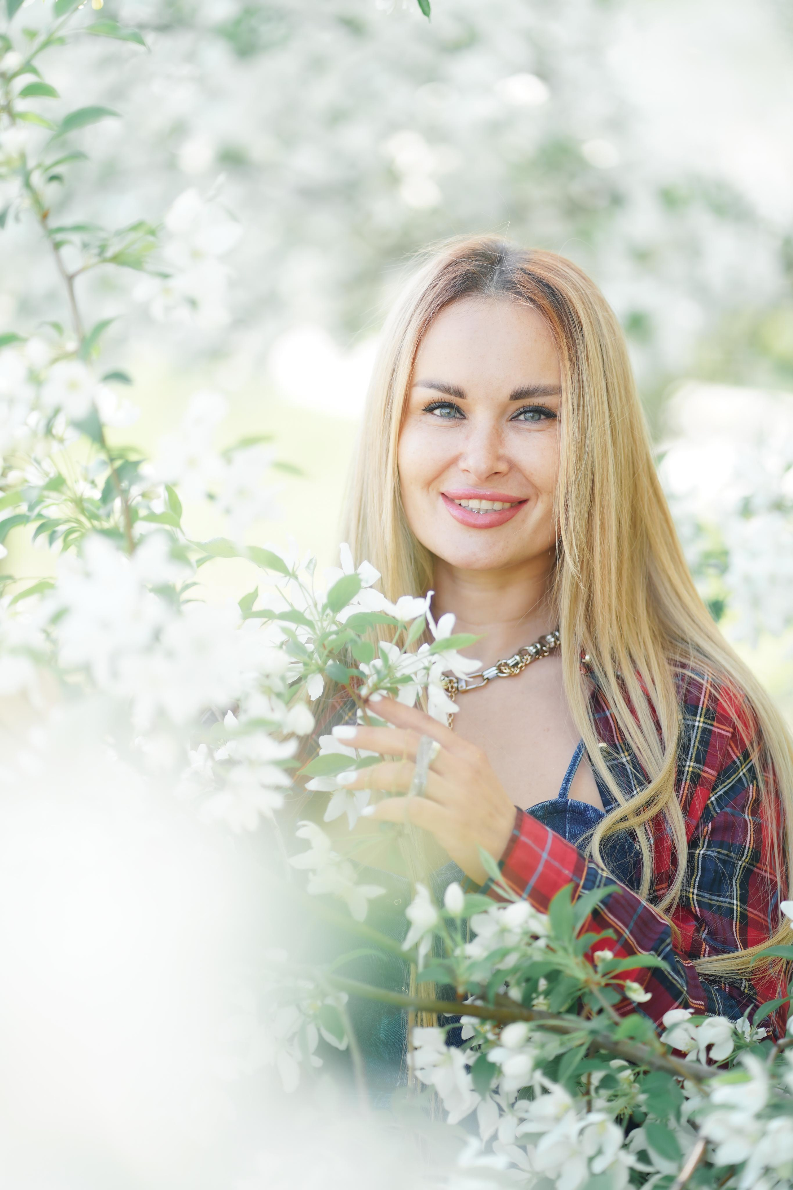 Фотосессия прекрасных девушек в цветущих яблонях!. Портретный фотограф в Москве, Московской области. Деловой портрет