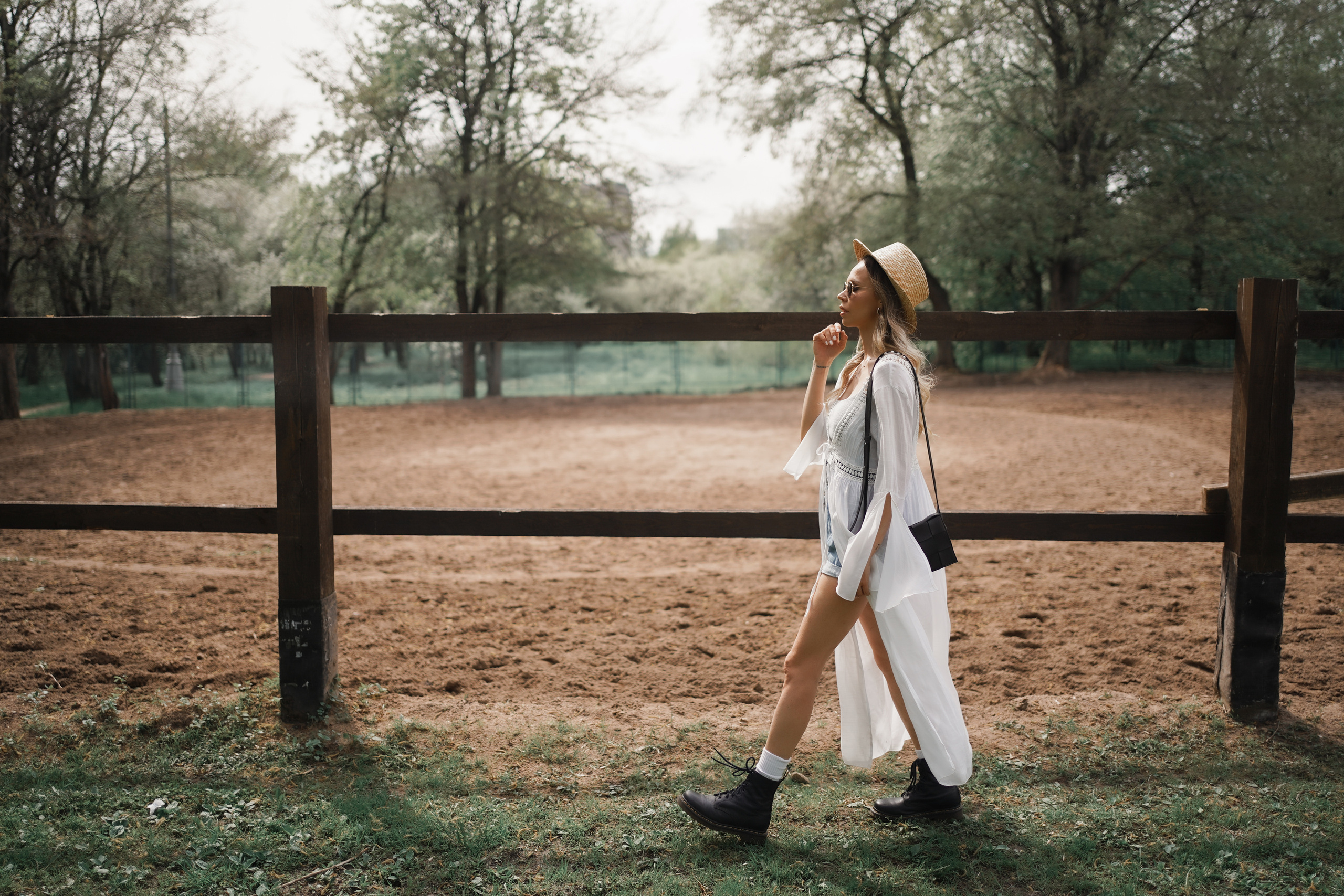 Фотосессия для несравненной Натали Неведровой в цветущих садах в Москве. Портретный фотограф в Москве, Московской области. Деловой портрет