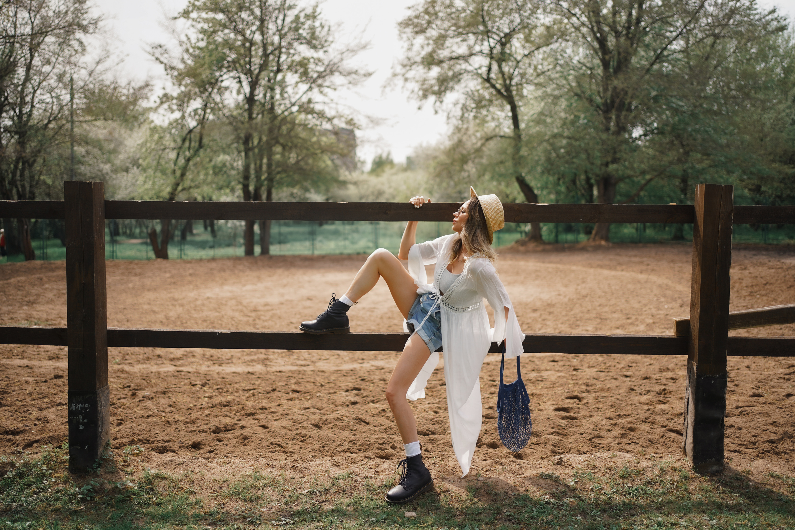 Фотосессия для несравненной Натали Неведровой в цветущих садах в Москве. Портретный фотограф в Москве, Московской области. Деловой портрет