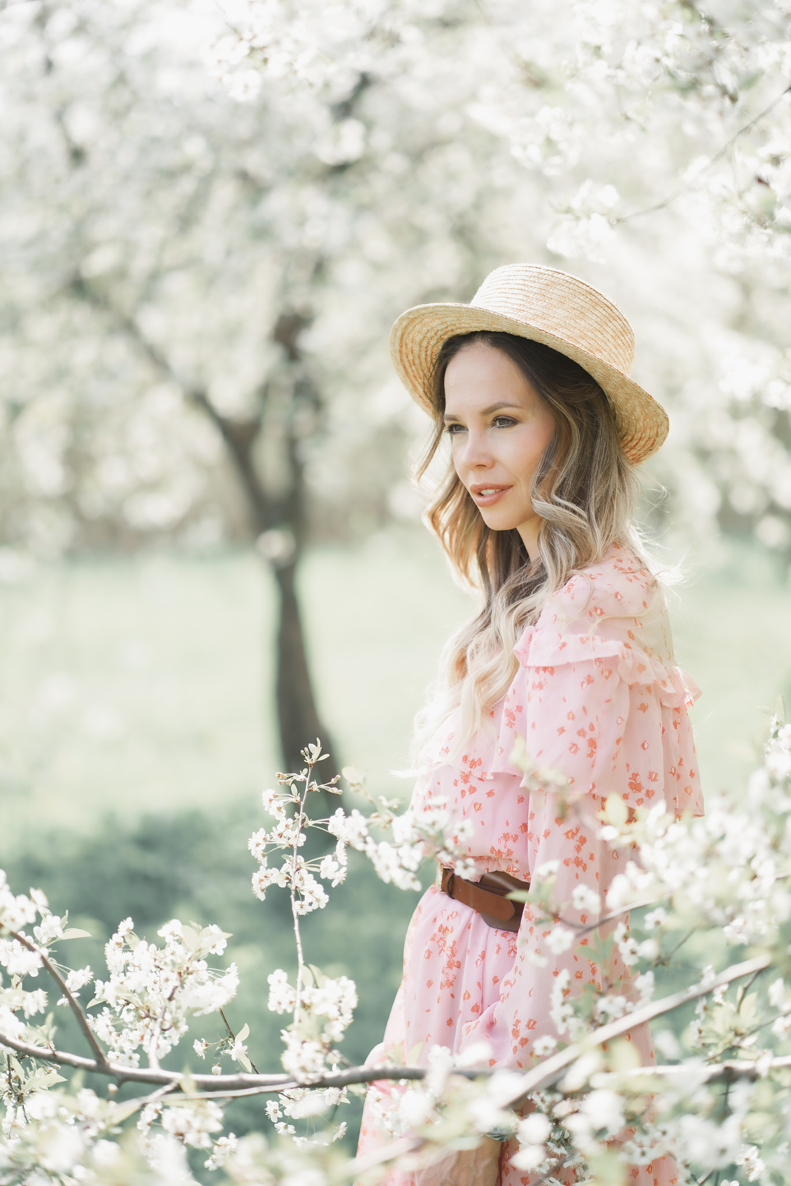Фотосессия для несравненной Натали Неведровой в цветущих садах в Москве. Портретный фотограф в Москве, Московской области. Деловой портрет