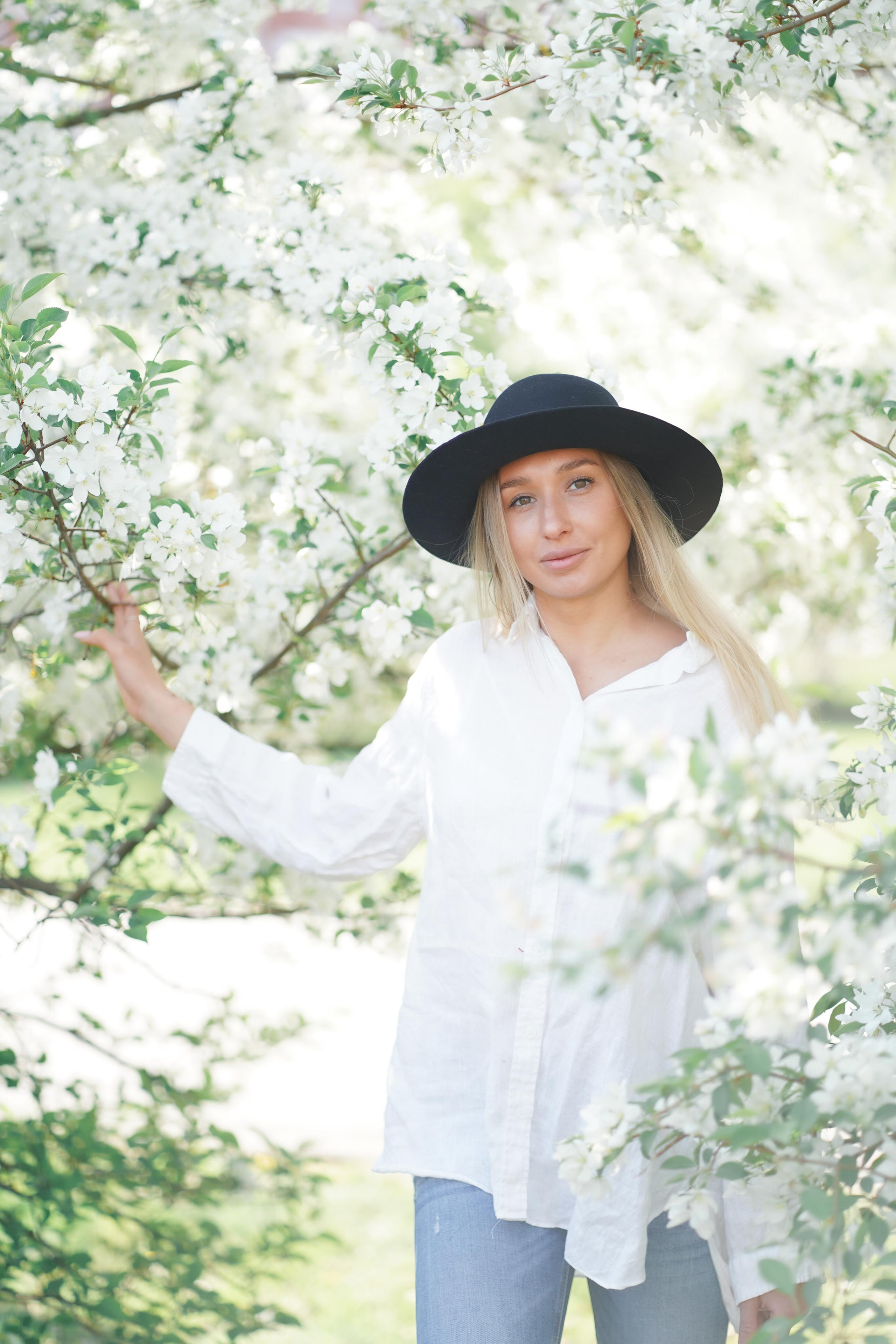 Фотосессия прекрасных девушек в цветущих яблонях!. Портретный фотограф в Москве, Московской области. Деловой портрет