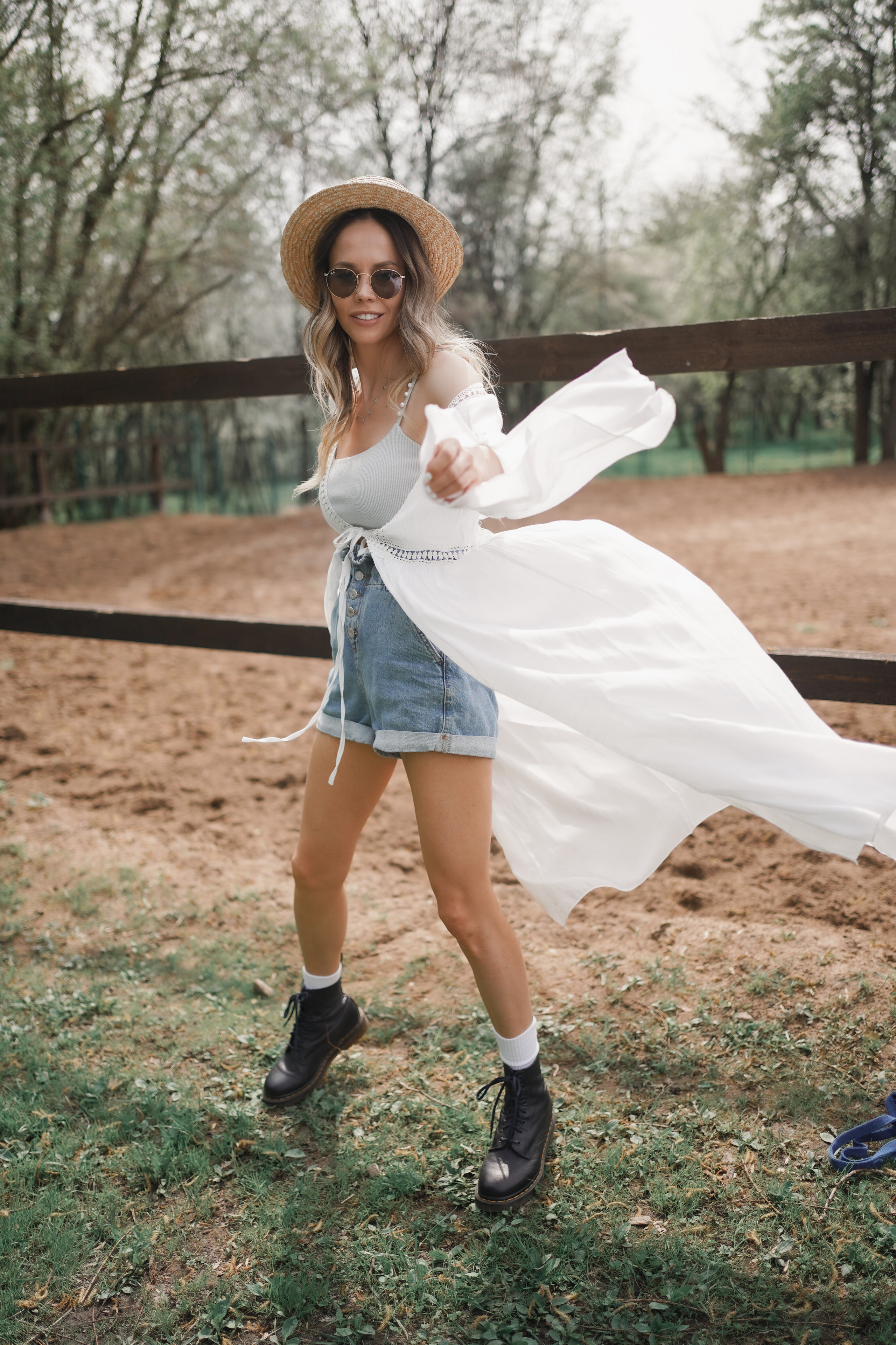 Фотосессия для несравненной Натали Неведровой в цветущих садах в Москве. Портретный фотограф в Москве, Московской области. Деловой портрет